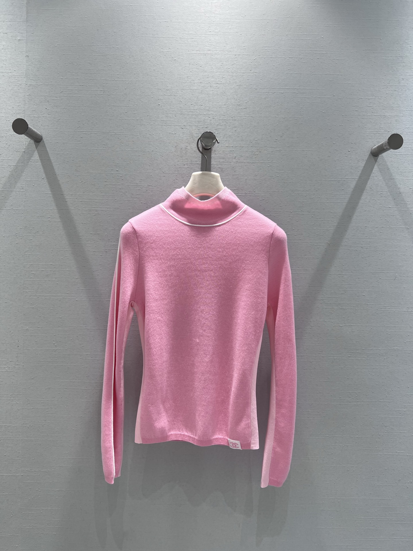 NO:587180,Support Xiaoxiang's 2025FW advanced ready-to-wear series // Half turtleneck base sweater, universal inner wear Wang Laila. The half turtleneck fits the neck, keeping warm without being cramped. The contrasting thin edge at the neckline is the finishing touch, making the basic style instantly get rid of the monotony and full of sophistication; the soft and skin-friendly knitted material fits the body shape but is not tight. SML real shot details, sweaters, alexander wang19860909支持换款小香2025FW高级成衣系列//半高领打底毛衣万能内搭王来啦半高领贴合脖颈,既能保暖又不局促,领口处的撞色细边是点睛之笔,让基础款瞬间摆脱单调,精致感拉满；柔软亲肤的针织材质,贴合身形但不紧绷.SML实拍细节,,sweaters,alexander wang,Women's clothing