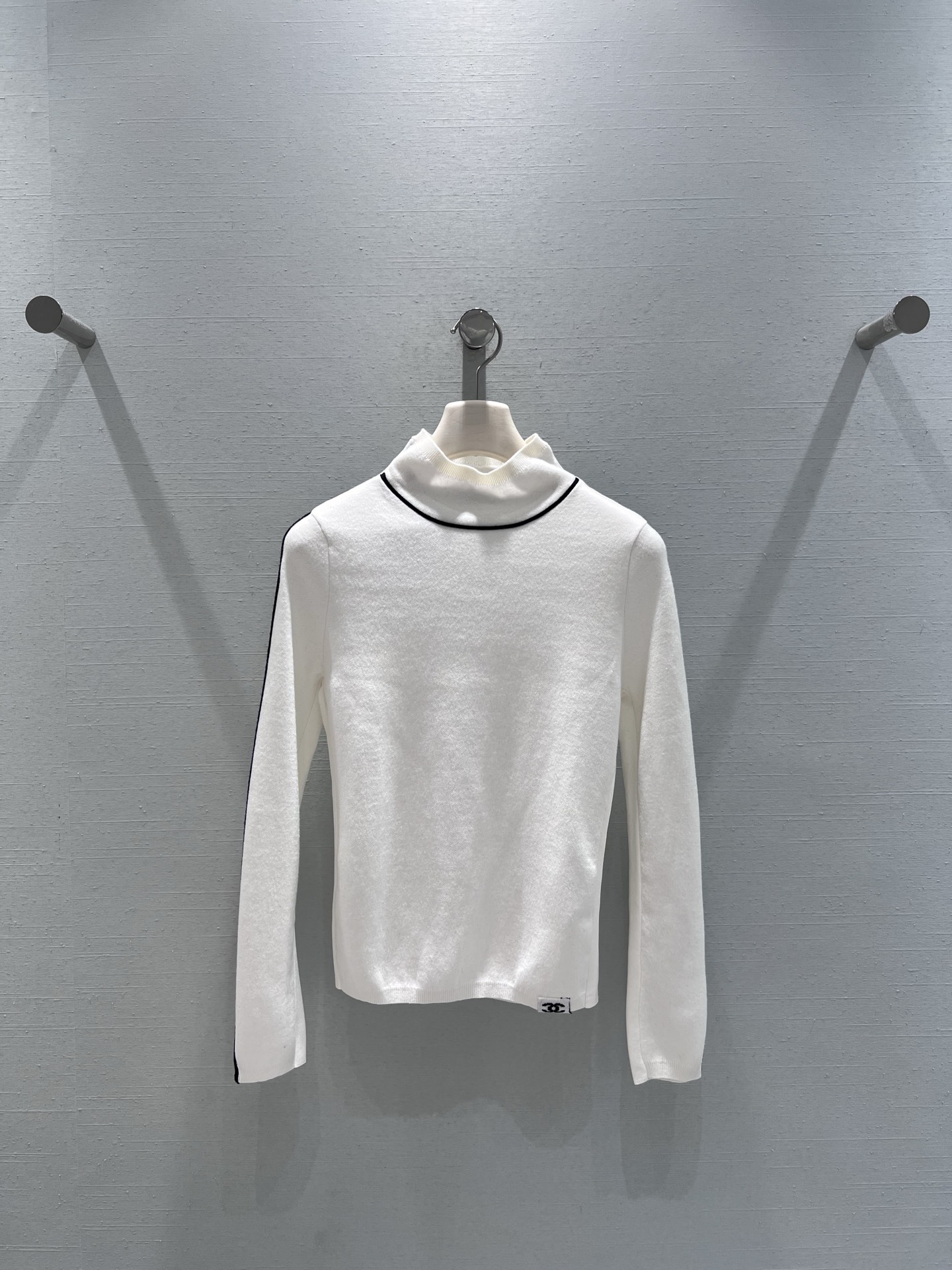 NO:587209,Support Xiaoxiang's 2025FW advanced ready-to-wear series // Half turtleneck base sweater, universal inner wear Wang Laila. The half turtleneck fits the neck, keeping warm without being cramped. The contrasting edge at the neckline is the finishing touch, making the basic style instantly get rid of the monotony and full of sophistication; the soft and skin-friendly knitted material fits the body shape but is not tight. SML real shot details, sweaters, alexander wang19860909支持换款小香2025FW高级成衣系列//半高领打底毛衣万能内搭王来啦半高领贴合脖颈,既能保暖又不局促,领口处的撞色细边是点睛之笔,让基础款瞬间摆脱单调,精致感拉满；柔软亲肤的针织材质,贴合身形但不紧绷.SML实拍细节,,sweaters,alexander wang,Women's clothing