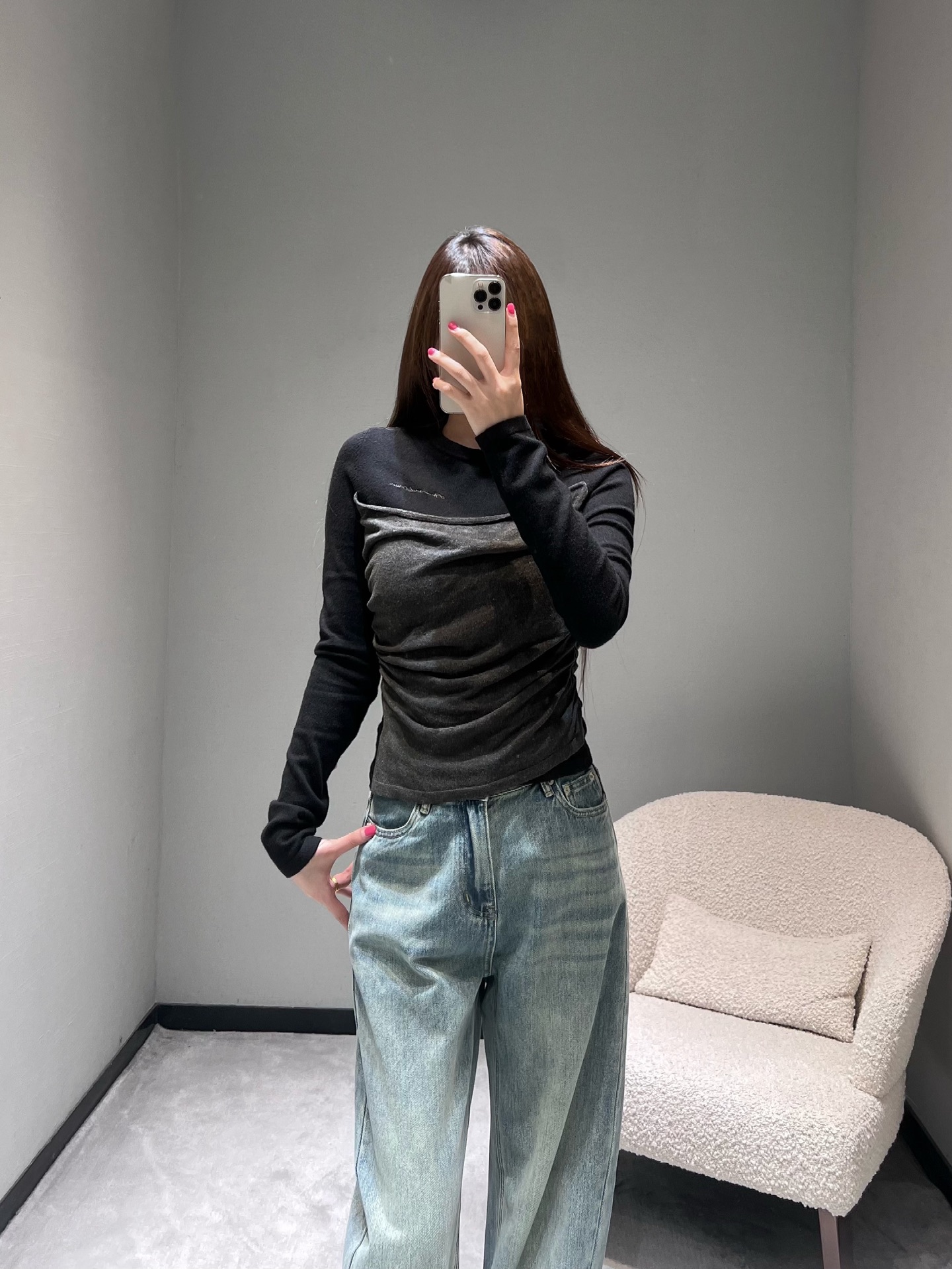 NO:579461,2025FW Advanced Ready-to-Wear Series // Pleated stitching long-sleeved top is a simple and basic model with a niche and high-end feel. Contrasting colors + pleated stitching. Classic black is spliced ​​with dark gray pleated fabric. The naturally drooping pleats not only increase the visual layer, but also cleverly modify the waist and abdomen lines, and come with a 'slimming and careful trick'. SML,, alexander wang198609092025FW高级成衣系列//褶皱拼接长袖上衣简约基础款穿出了小众高级感,撞色+褶皱拼接经典黑色拼接了深灰色褶皱面料,自然垂坠的褶皱不仅增加了视觉层次,还能巧妙修饰腰腹线条,自带“显瘦小心机”.SML,,alexander wang,Women's clothing