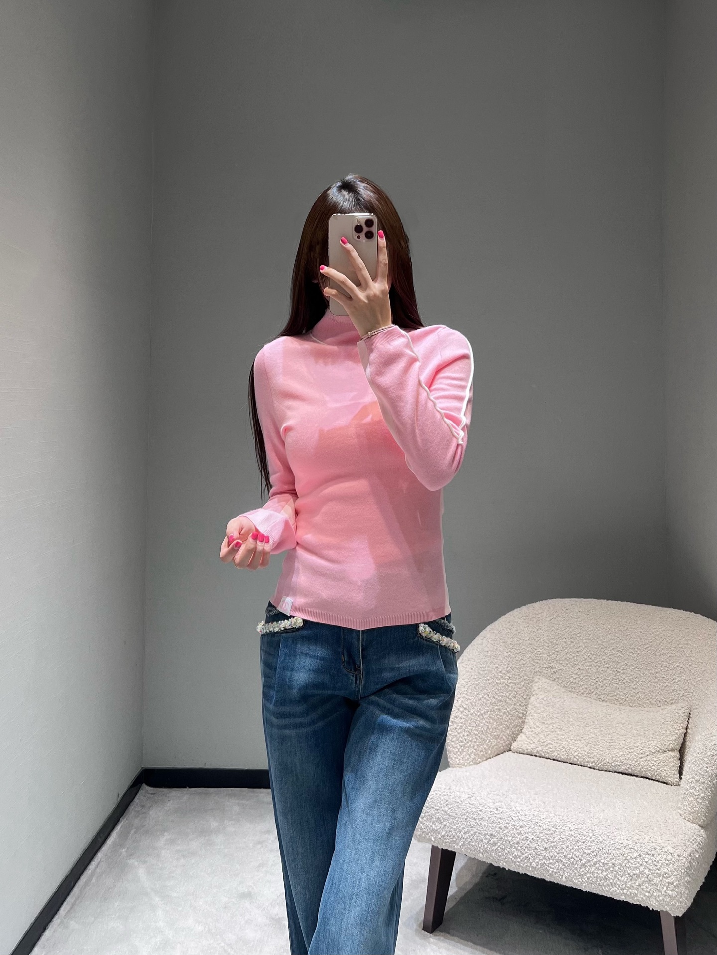 NO:587187,Xiaoxiang 2025FW Advanced Ready-to-Wear Series // Semi-turtleneck base sweater is a versatile inner layer. The semi-turtleneck fits the neck, keeping warm without being cramped. The contrasting thin edge at the neckline is the finishing touch, making the basic style instantly get rid of the monotony and full of sophistication; the soft and skin-friendly knitted material fits the body shape but is not tight. SML,,sweaters,alexander wang19860909小香2025FW高级成衣系列//半高领打底毛衣万能内搭王来啦半高领贴合脖颈,既能保暖又不局促,领口处的撞色细边是点睛之笔,让基础款瞬间摆脱单调,精致感拉满；柔软亲肤的针织材质,贴合身形但不紧绷.SML,,sweaters,alexander wang,Women's clothing