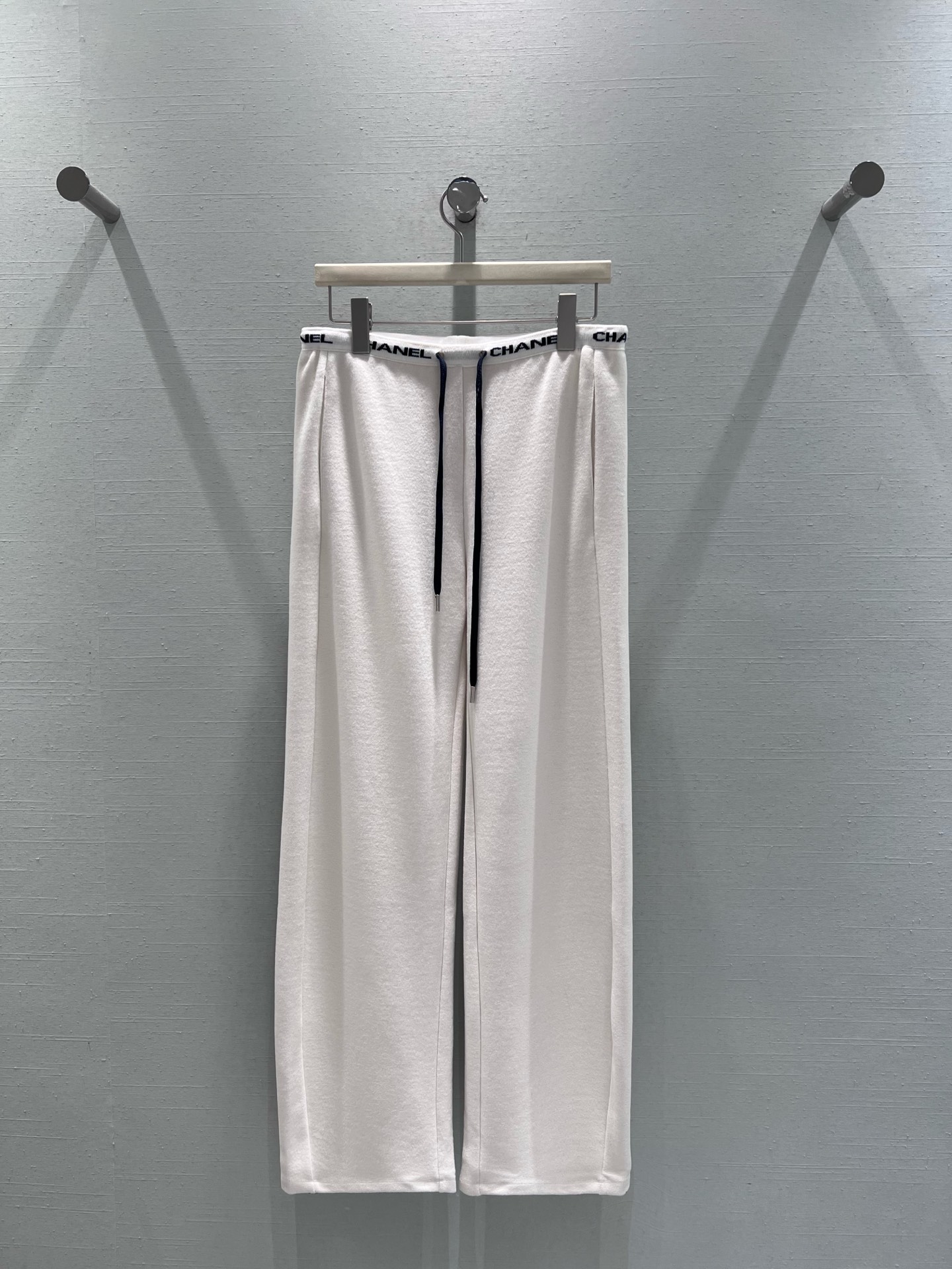 NO:587178,CHAN*1 2025 high-end ready-to-wear series is supported. The waistband is decorated with logo letter webbing, which is simple and highly recognizable; with a drawstring design, the waistline can be adjusted freely, and the metal details at the end of the drawstring also add a sense of sophistication. The version is a wide-leg style that is very popular at the moment, and the drape is online. SML real shot details, chanel, alexander wang19860909支持换款CHAN*1 2025高级成衣系列腰头部分采用了logo字母织带装饰,简约中自带高级辨识度；搭配抽绳设计,既能自由调节腰围松紧,抽绳末端的金属细节还增添了精致感.版型是当下很火的阔腿款,垂坠感在线.ＳＭＬ实拍细节,,chanel,alexander wang,Women's clothing