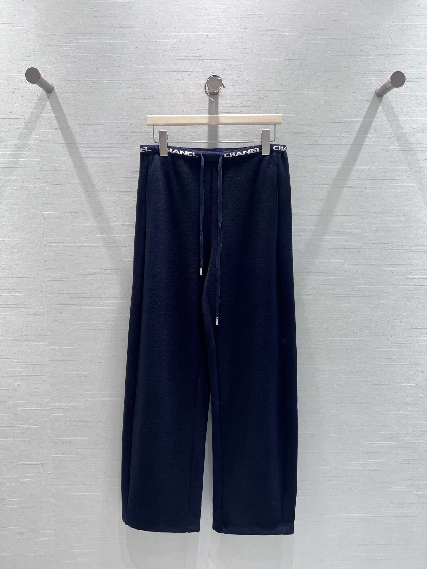 NO:587192,CHAN*1 2025 high-end ready-to-wear series is supported. The waistband is decorated with logo letter webbing, which is simple and highly recognizable; with a drawstring design, the waistline can be adjusted freely, and the metal details at the end of the drawstring also add a sense of sophistication. The version is a wide-leg style that is very popular at the moment, and the drape is online. SML real shot details, chanel, alexander wang19860909支持换款CHAN*1 2025高级成衣系列腰头部分采用了logo字母织带装饰,简约中自带高级辨识度；搭配抽绳设计,既能自由调节腰围松紧,抽绳末端的金属细节还增添了精致感.版型是当下很火的阔腿款,垂坠感在线.ＳＭＬ实拍细节,,chanel,alexander wang,Women's clothing