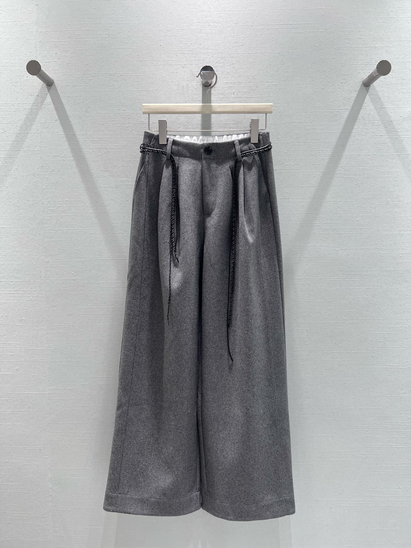 NO:587150,Support the exchange of 2025 advanced ready-to-wear series // Wide-leg suit trousers. The stiff effect brought by suit fabrics. The waistband adopts a 'button + drawstring' double-adjustable design. The edge of the drawstring is also decorated with a woven texture, which has a delicate sense of detail. The trousers are loose and wide-legged, with an excellent drape. They can naturally modify the leg shape and create a relaxed atmosphere when walking. SML real shot details, business suit, alexander wang19860909支持换款2025高级成衣系列//阔腿西装长裤 西装面料带来的挺括效果,腰头采用“纽扣+抽绳”双调节设计,抽绳边缘还做了编织纹理装饰,精致的细节感；裤型是宽松阔腿款,垂坠感绝佳,能自然修饰腿型,走动间自带松弛的氛围感.SML实拍细节,,business suit,alexander wang,Women's clothing