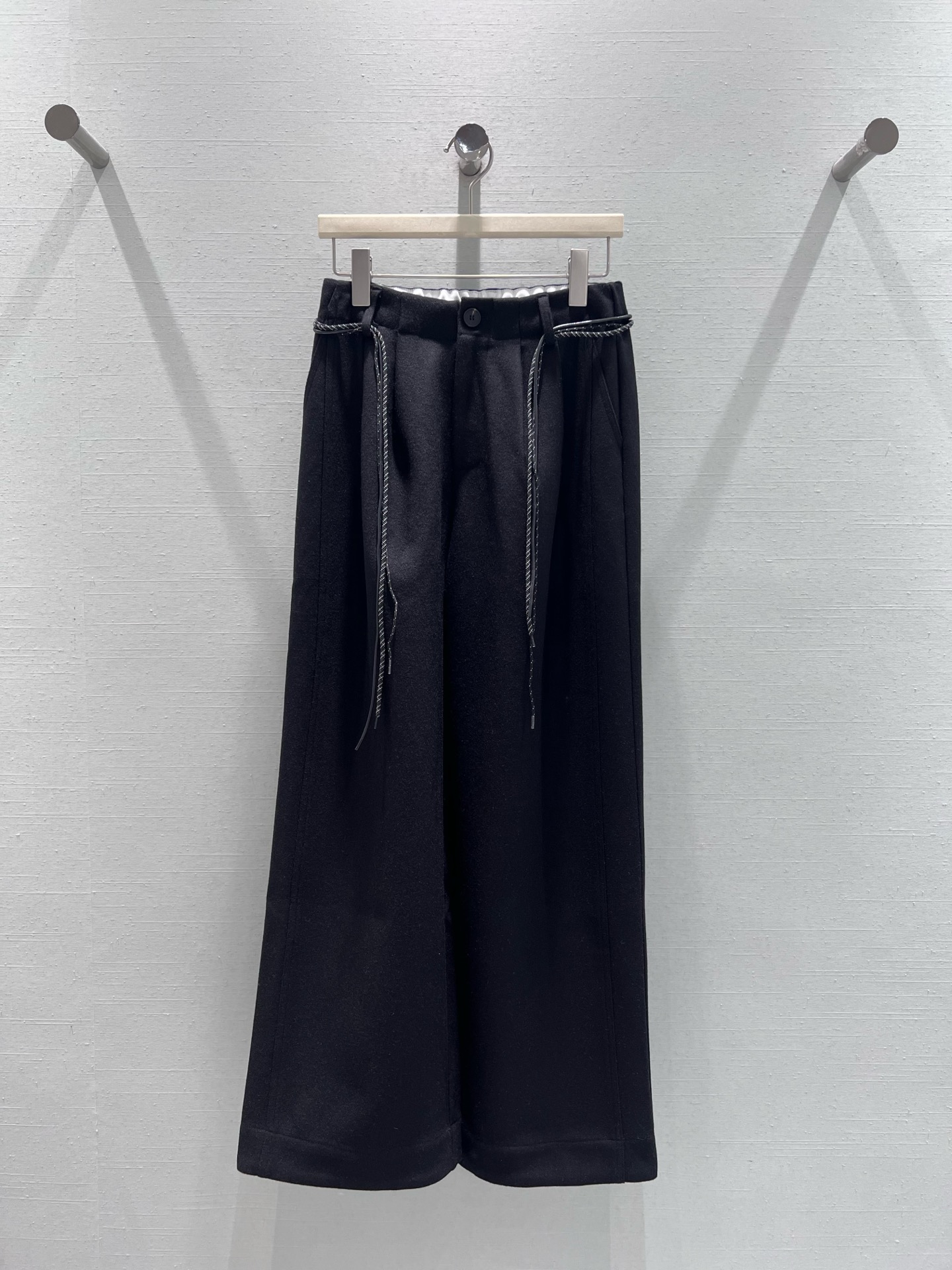 NO:587206,Support the exchange of 2025 advanced ready-to-wear series // Wide-leg suit trousers. The stiff effect brought by suit fabrics. The waistband adopts a 'button + drawstring' double-adjustable design. The edge of the drawstring is also decorated with a woven texture, which has a delicate sense of detail. The trousers are loose and wide-legged, with an excellent drape. They can naturally modify the leg shape and create a relaxed atmosphere when walking. SML real shot details, business suit, alexander wang19860909支持换款2025高级成衣系列//阔腿西装长裤 西装面料带来的挺括效果,腰头采用“纽扣+抽绳”双调节设计,抽绳边缘还做了编织纹理装饰,精致的细节感；裤型是宽松阔腿款,垂坠感绝佳,能自然修饰腿型,走动间自带松弛的氛围感.SML实拍细节,,business suit,alexander wang,Women's clothing