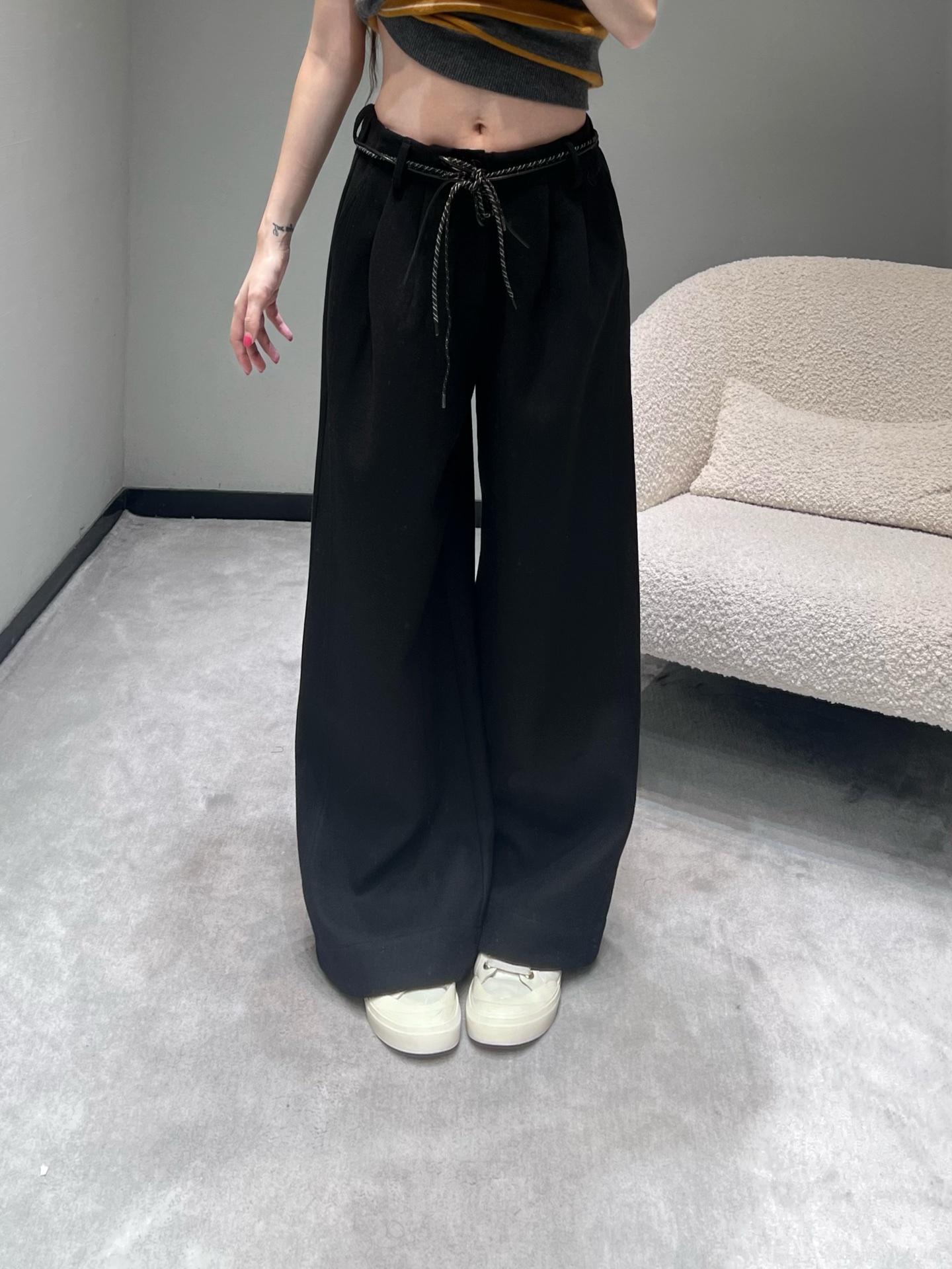 NO:587141,2025 Advanced Ready-to-Wear Series // Wide-leg suit trousers. The stiff effect brought by suit fabrics. The waistband adopts a 'button + drawstring' double-adjustable design. The edge of the drawstring is also decorated with a woven texture for exquisite details. The trousers are loose and wide-leg style with excellent drape. They can naturally modify the shape of the legs and create a relaxed atmosphere when walking. SML,, business suit, alexander wang198609092025高级成衣系列//阔腿西装长裤 西装面料带来的挺括效果,腰头采用“纽扣+抽绳”双调节设计,抽绳边缘还做了编织纹理装饰,精致的细节感；裤型是宽松阔腿款,垂坠感绝佳,能自然修饰腿型,走动间自带松弛的氛围感.SML,,business suit,alexander wang,Women's clothing