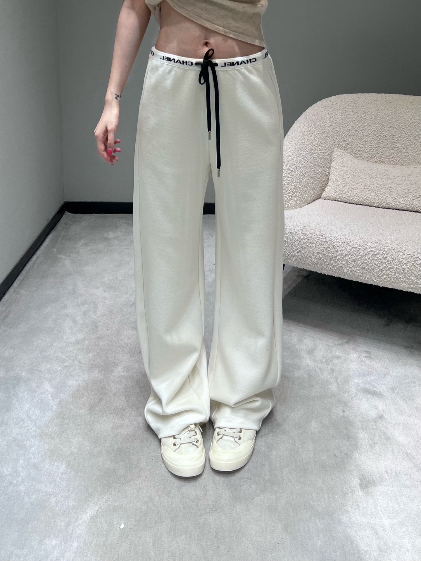 NO:579626,The waistband of the CHAN*1 2025 haute couture series is decorated with logo letter webbing, which is simple yet highly recognizable; with a drawstring design, the waistline can be adjusted freely, and the metal details at the end of the drawstring also add a sense of sophistication. The version is a wide-leg style that is very popular at the moment, and the drape is online.ＳＭＬ,,chanel,alexander wang19860909CHAN*1 2025高级成衣系列腰头部分采用了logo字母织带装饰,简约中自带高级辨识度；搭配抽绳设计,既能自由调节腰围松紧,抽绳末端的金属细节还增添了精致感.版型是当下很火的阔腿款,垂坠感在线.ＳＭＬ,,chanel,alexander wang,Women's clothing