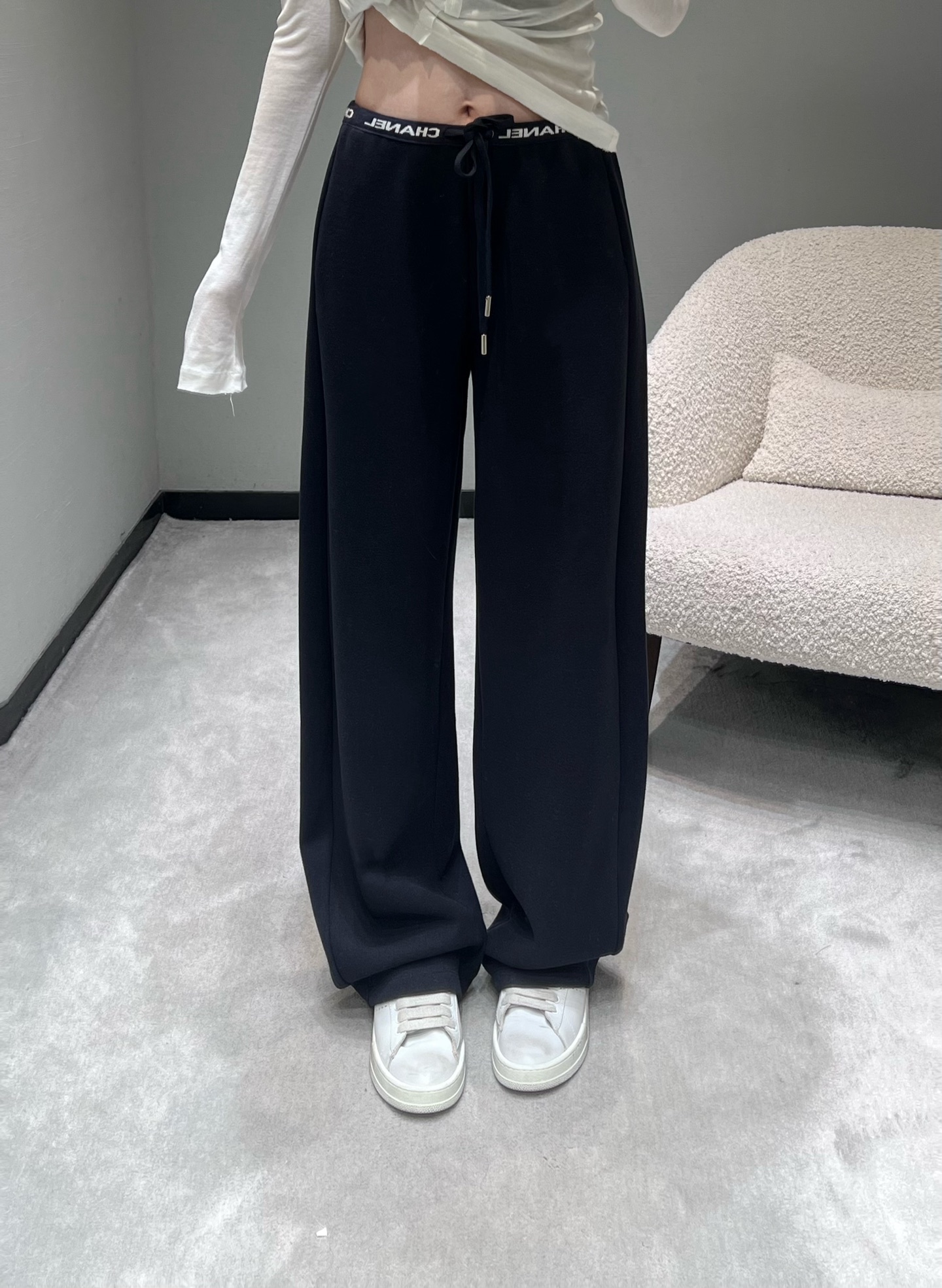 NO:587199,The waistband of the CHAN*1 2025 haute couture series is decorated with logo letter webbing, which is simple yet highly recognizable; with a drawstring design, the waistline can be adjusted freely, and the metal details at the end of the drawstring also add a sense of sophistication. The version is a wide-leg style that is very popular at the moment, and the drape is online.ＳＭＬ,,chanel,alexander wang19860909CHAN*1 2025高级成衣系列腰头部分采用了logo字母织带装饰,简约中自带高级辨识度；搭配抽绳设计,既能自由调节腰围松紧,抽绳末端的金属细节还增添了精致感.版型是当下很火的阔腿款,垂坠感在线.ＳＭＬ,,chanel,alexander wang,Women's clothing