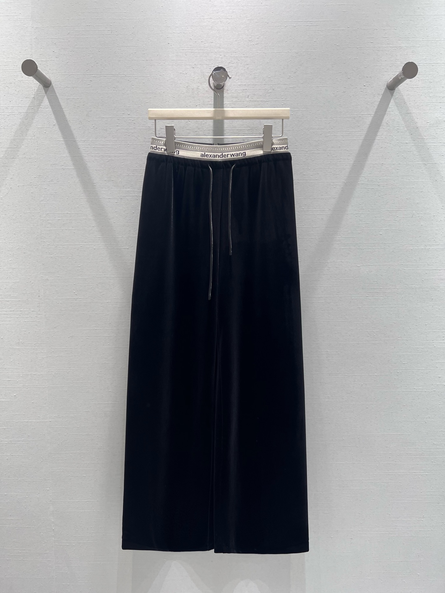 NO:588247,Supports exchange Alexander W*2025FW new autumn and winter series //Velvet wide-leg casual pants are made of fine velvet material, with a smooth and shiny feel, soft and skin-friendly, full drape, double-layer letter web design at the waist, ultra-exquisite logo printing all over, high-waist drawstring design. SML real shot details, alexander wang19860909支持换款Alexander W*2025FW秋冬新品系列//丝绒阔腿休闲裤采用细腻丝绒材质,自带柔滑光泽感,触感软糯亲肤,垂坠感拉满,腰头双层字母织带设计,logo满印超精致,高腰抽绳设计.SML实拍细节,,alexander wang,Women's clothing
