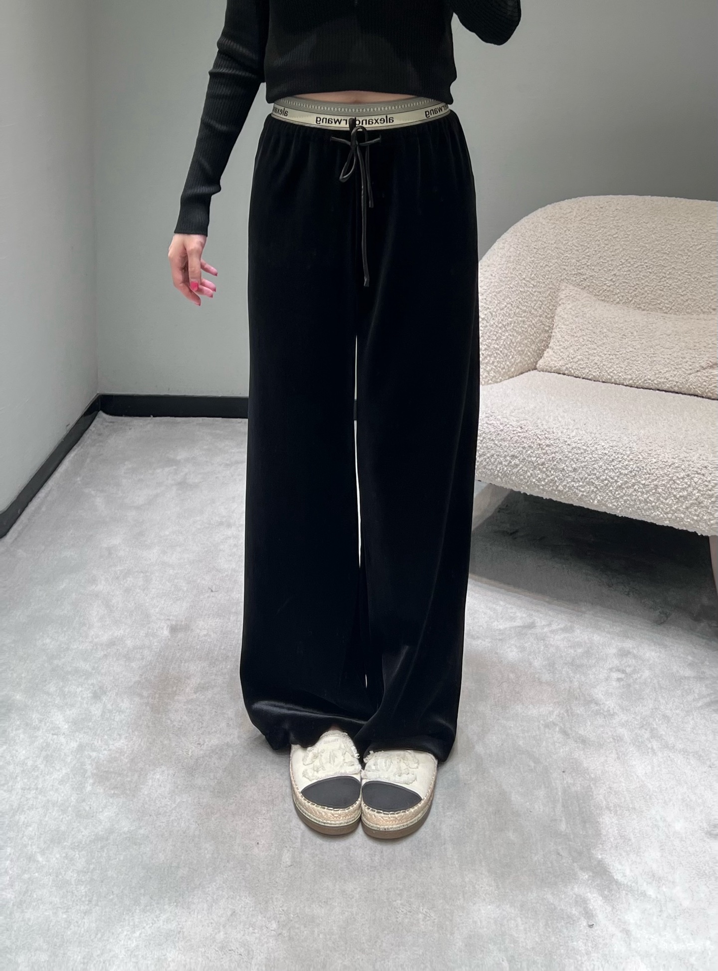 NO:588254,Alexander W*2025FW new autumn and winter series //Velvet wide-leg casual pants are made of fine velvet material, with a smooth and shiny feel, soft and skin-friendly touch, full drape, double-layer letter web design at the waist, ultra-fine logo printing all over, high-waist drawstring design.SML,,alexander wang19860909Alexander W*2025FW秋冬新品系列//丝绒阔腿休闲裤采用细腻丝绒材质,自带柔滑光泽感,触感软糯亲肤,垂坠感拉满,腰头双层字母织带设计,logo满印超精致,高腰抽绳设计.SML,,alexander wang,Women's clothing