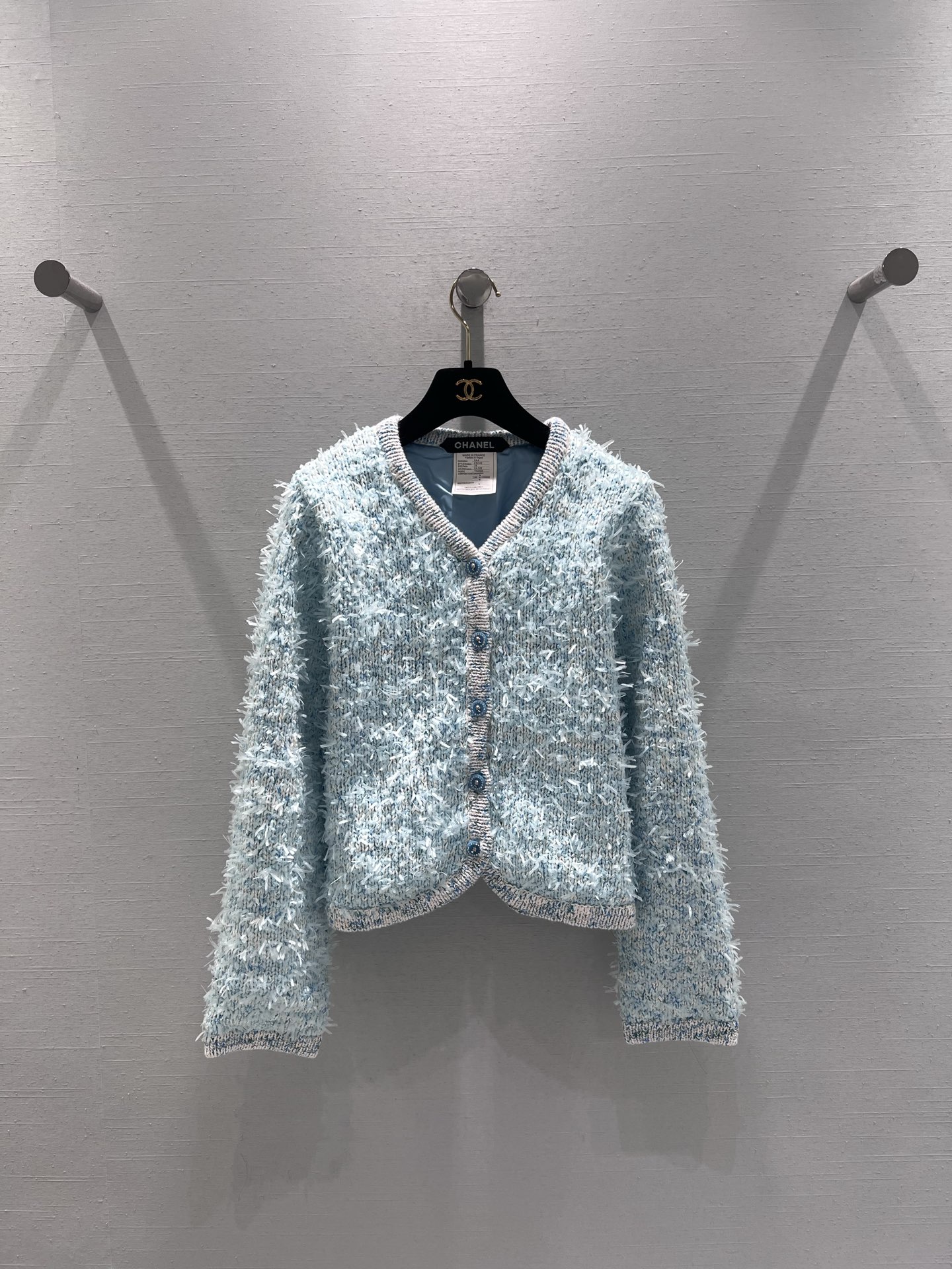 NO:590872,Support exchange CHAN*1 2025 Advanced Handicraft Workshop Ready-to-Wear Series // The plush knitted cardigan is woven with fluffy blue feather yarn, which is soft to the touch and has an airy feel without looking bloated. The classic V-neck + single-breasted design, with the same color hemming details, is exquisite and elegant, and the short cut is also friendly to small people. SML real shot details, chanel, alexander wang19860909支持换款CHAN*1 2025高级手工坊成衣系列//毛绒针织开衫采用蓬松的蓝色羽毛纱线编织,触感软乎乎的同时还自带空气感,不会显臃肿.经典的V领+单排扣设计,搭配同色系包边细节,精致又显气质,短款剪裁对小个子也很友好.SML实拍细节,,chanel,alexander wang,Women's clothing
