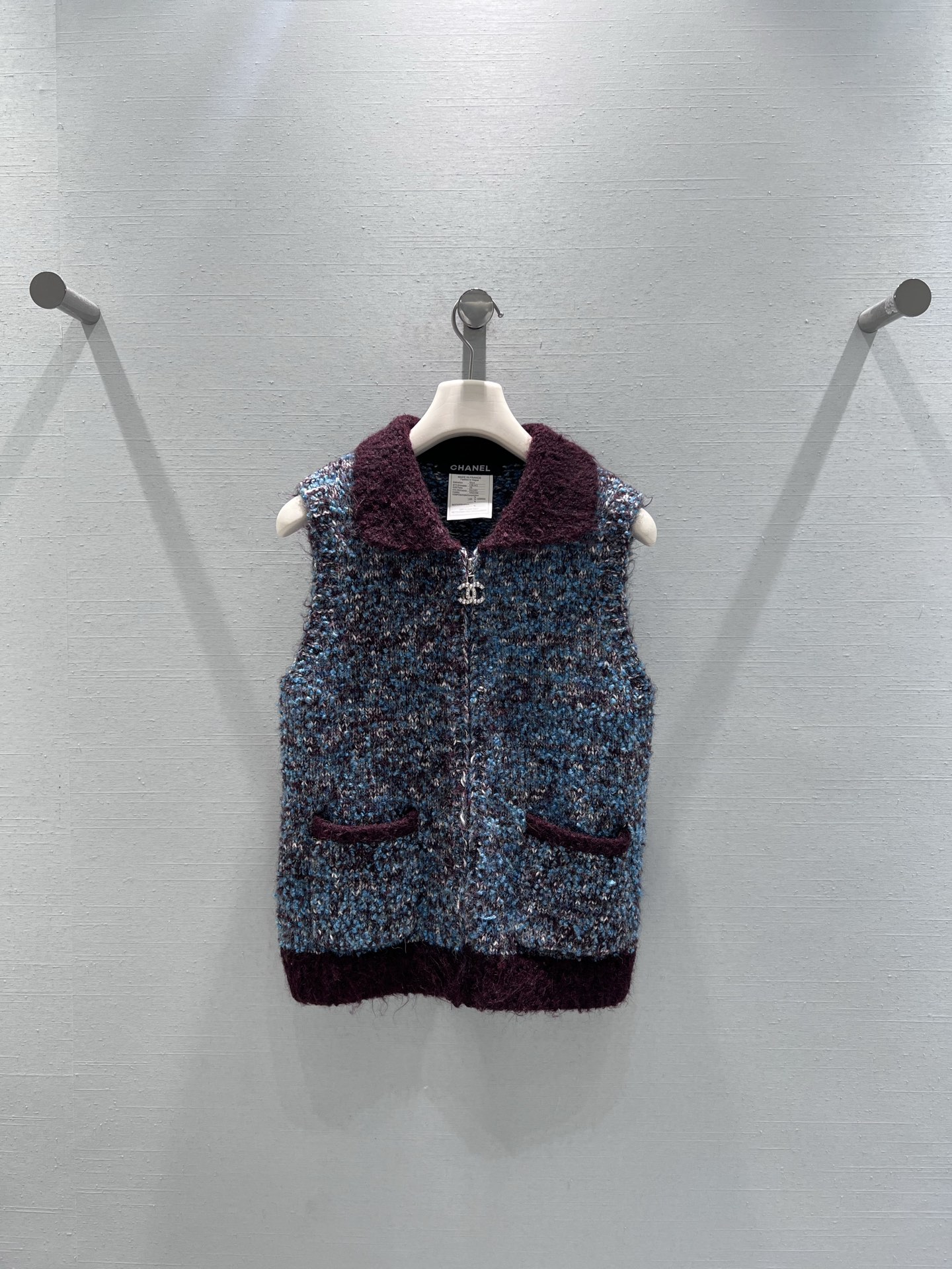 NO:590866,Supports exchange CHAN*1 2025 Advanced Handicraft Workshop Ready-to-Wear Series // The sleeveless vest is made of tweed blending technology, with low-key sparkling lines, and is paired with a dark burgundy plush collar + hem + pocket edging. The contrasting color design is both retro and layered. The classic lapel + zipper closure, double C-logo, and the details are all high-end. SML real shot details, chanel, alexander wang19860909支持换款CHAN*1 2025高级手工坊成衣系列//无袖马甲采用粗花呢混织工艺,自带低调的闪光线条,搭配深酒红色毛绒领+下摆+口袋包边,撞色设计既复古又显层次.经典的翻领+拉链开合,双C-logo,细节里全是高级感.SML实拍细节,,chanel,alexander wang,Women's clothing