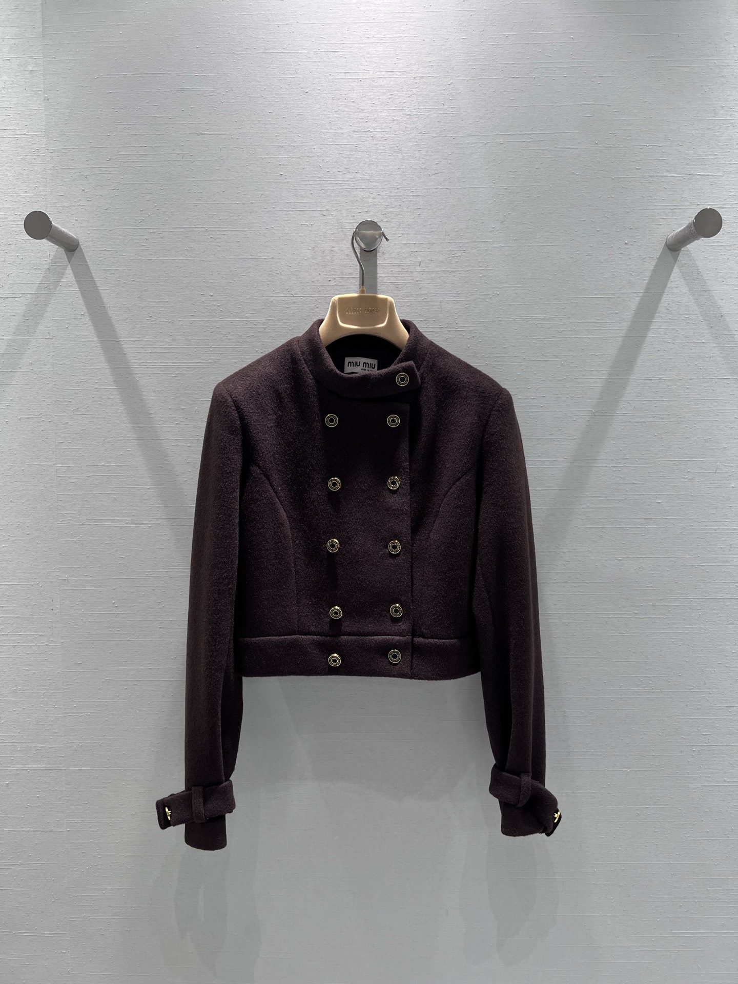 NO:590843,Support exchange MIU*25FW new new series // Retro caramel brown woolen suit is made of soft woolen fabric, the color is high-end caramel brown, the top is a short stand-up collar double-breasted design, and the retro palace style with gold metal buttons; the bottoms are high-waisted wide-leg pants, loose pants that hide the flesh, and naturally drape to create a sense of laziness. Matched with the same color fabric, the overall coordination and elegance. Real shot details, miumiu, alexander wang19860909支持换款MIU*25FW新款上新系列//复古焦糖棕毛呢套装质感柔软的毛呢面料,颜色是高级的焦糖棕,上衣是短款立领双排扣设计,金色金属纽扣的复古宫廷风；下装是高腰阔腿裤,宽松裤型藏肉显瘦,自然垂坠出慵懒感,搭配同色系面料,整体协调又显贵.实拍细节,,miumiu,alexander wang,Women's clothing