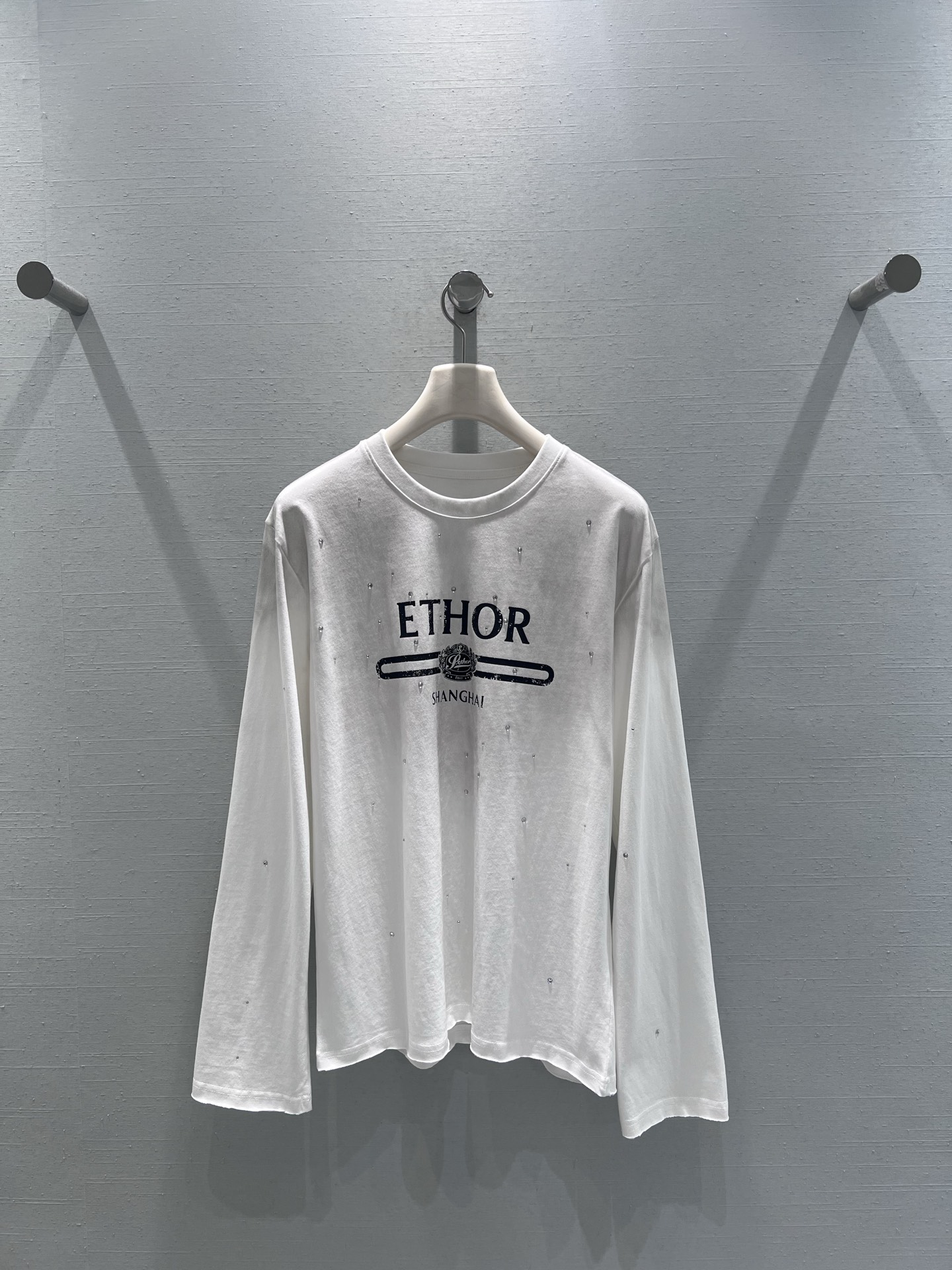 NO:590861,Support the new ETH*R25FW series // The retro printed long-sleeved T-shirt is printed with 'ETHO*' letters + decorative stripes on the front, with the iconic logo, full of retro tones; the whole body is also embellished with fine diamond/sequin elements, low-key with exquisite highlights, making the basic T-shirt instantly eye-catching. Full of street coolness. SML real shot details, tees, t-shirt, alexander wang19860909支持换款ETH*R25FW新款系列//复古印花长袖T恤正面印着“ETHO*”字母+装饰条纹,搭配标志性logo,复古调性拉满；全身还点缀了细碎的闪钻/亮片元素,低调中带着精致亮点,让基础款T恤瞬间变吸睛.街头酷帅感十足.SML实拍细节图,,tees，t-shirt,alexander wang,Women's clothing