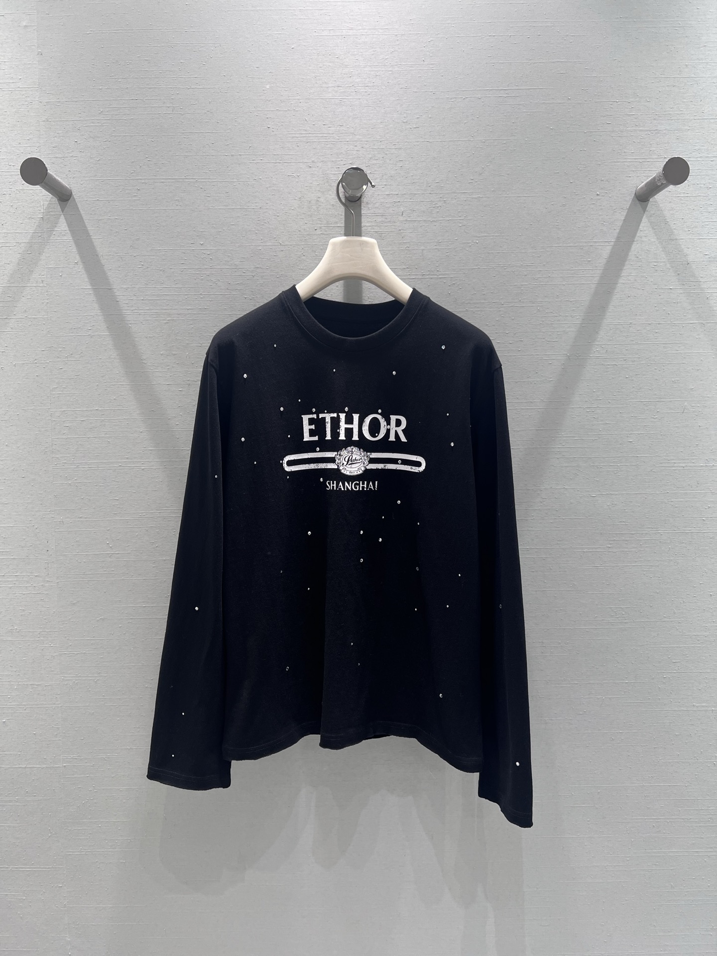 NO:590856,Support the new ETH*R25FW series // The retro printed long-sleeved T-shirt is printed with 'ETHO*' letters + decorative stripes on the front, with the iconic logo, full of retro tones; the whole body is also embellished with fine diamond/sequin elements, low-key with exquisite highlights, making the basic T-shirt instantly eye-catching. Full of street coolness. SML real shot details, tees, t-shirt, alexander wang19860909支持换款ETH*R25FW新款系列//复古印花长袖T恤正面印着“ETHO*”字母+装饰条纹,搭配标志性logo,复古调性拉满；全身还点缀了细碎的闪钻/亮片元素,低调中带着精致亮点,让基础款T恤瞬间变吸睛.街头酷帅感十足.SML实拍细节图,,tees，t-shirt,alexander wang,Women's clothing
