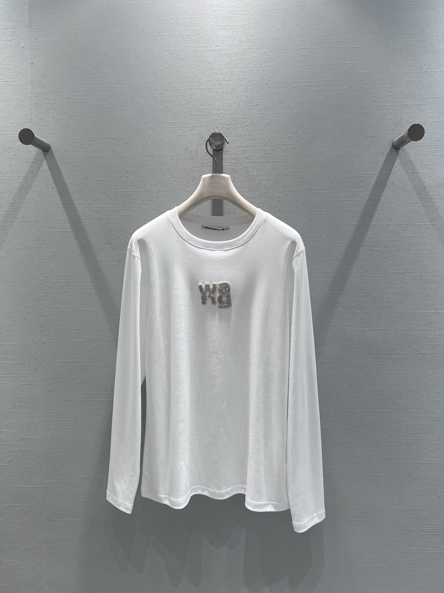 NO:590847,Supports exchange Alexander W*2025FW new autumn and winter series // The cotton fabric of the long-sleeved T-shirt with letters is soft and breathable. The iconic logo is made with full diamond inlay technology. It will reveal a delicate luster under the light, making the basic T-shirt instantly get rid of the monotony. It is low-key and has advanced details. SML real shot details, tees, t-shirt, alexander wang19860909支持换款Alexander W*2025FW秋冬新品系列// 字母长袖T恤棉质面料柔软透气,标志性logo采用满钻镶嵌工艺打造,灯光下会透出精致的光泽感,让基础款T恤瞬间摆脱单调,低调中自带高级细节.SML实拍细节,,tees，t-shirt,alexander wang,Women's clothing