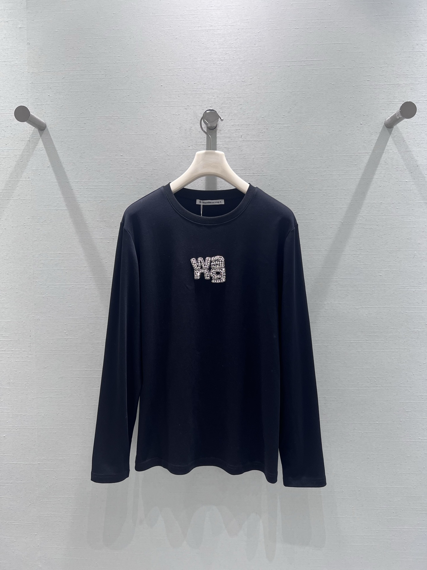 NO:590850,Supports exchange Alexander W*2025FW new autumn and winter series // The cotton fabric of the long-sleeved T-shirt with letters is soft and breathable. The iconic logo is made with full diamond inlay technology. It will reveal a delicate luster under the light, making the basic T-shirt instantly get rid of the monotony. It is low-key and has advanced details. SML real shot details, tees, t-shirt, alexander wang19860909支持换款Alexander W*2025FW秋冬新品系列// 字母长袖T恤棉质面料柔软透气,标志性logo采用满钻镶嵌工艺打造,灯光下会透出精致的光泽感,让基础款T恤瞬间摆脱单调,低调中自带高级细节.SML实拍细节,,tees，t-shirt,alexander wang,Women's clothing