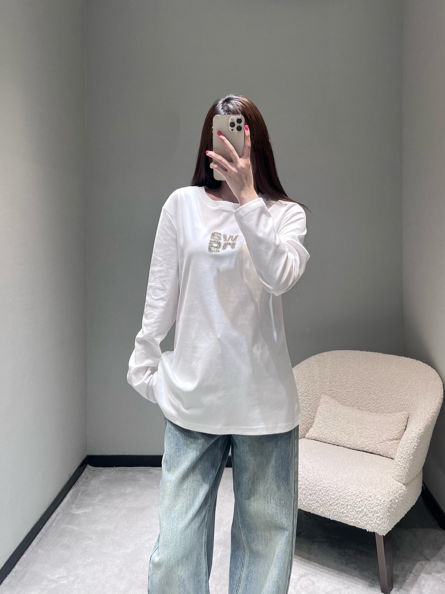 NO:590849,Alexander W*2025FW new autumn and winter series // The cotton fabric of the letter long-sleeved T-shirt is soft and breathable. The iconic logo is made with full diamond inlay technology. It will reveal a delicate luster under the light, making the basic T-shirt instantly get rid of the monotony. It is low-key and has advanced details. SML,, tees, t-shirt, alexander wang19860909Alexander W*2025FW秋冬新品系列// 字母长袖T恤棉质面料柔软透气,标志性logo采用满钻镶嵌工艺打造,灯光下会透出精致的光泽感,让基础款T恤瞬间摆脱单调,低调中自带高级细节.SML,,tees，t-shirt,alexander wang,Women's clothing