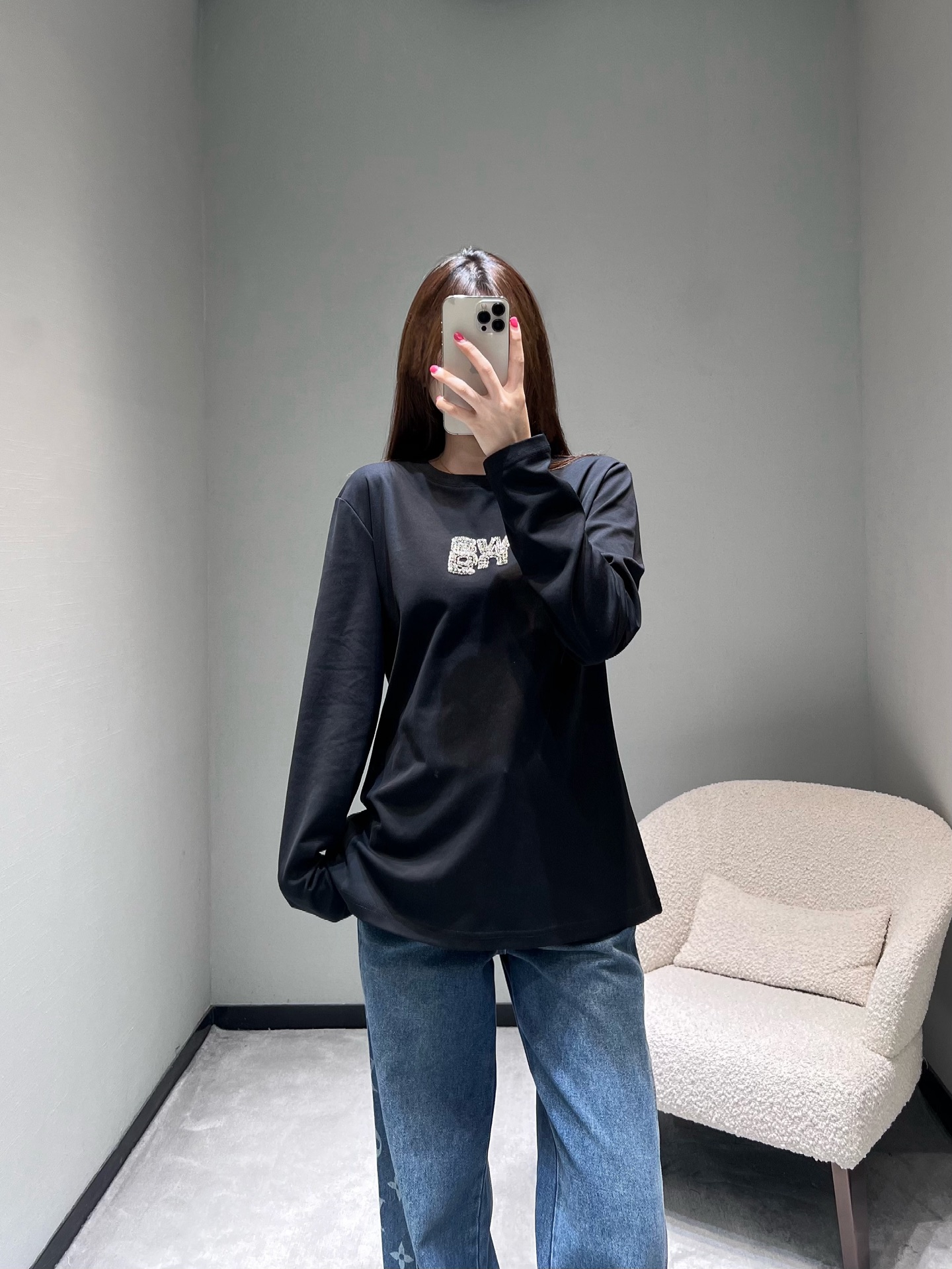 NO:590853,Alexander W*2025FW new autumn and winter series // The cotton fabric of the letter long-sleeved T-shirt is soft and breathable. The iconic logo is made with full diamond inlay technology. It will reveal a delicate luster under the light, making the basic T-shirt instantly get rid of the monotony. It is low-key and has advanced details. SML,, tees, t-shirt, alexander wang19860909Alexander W*2025FW秋冬新品系列// 字母长袖T恤棉质面料柔软透气,标志性logo采用满钻镶嵌工艺打造,灯光下会透出精致的光泽感,让基础款T恤瞬间摆脱单调,低调中自带高级细节.SML,,tees，t-shirt,alexander wang,Women's clothing