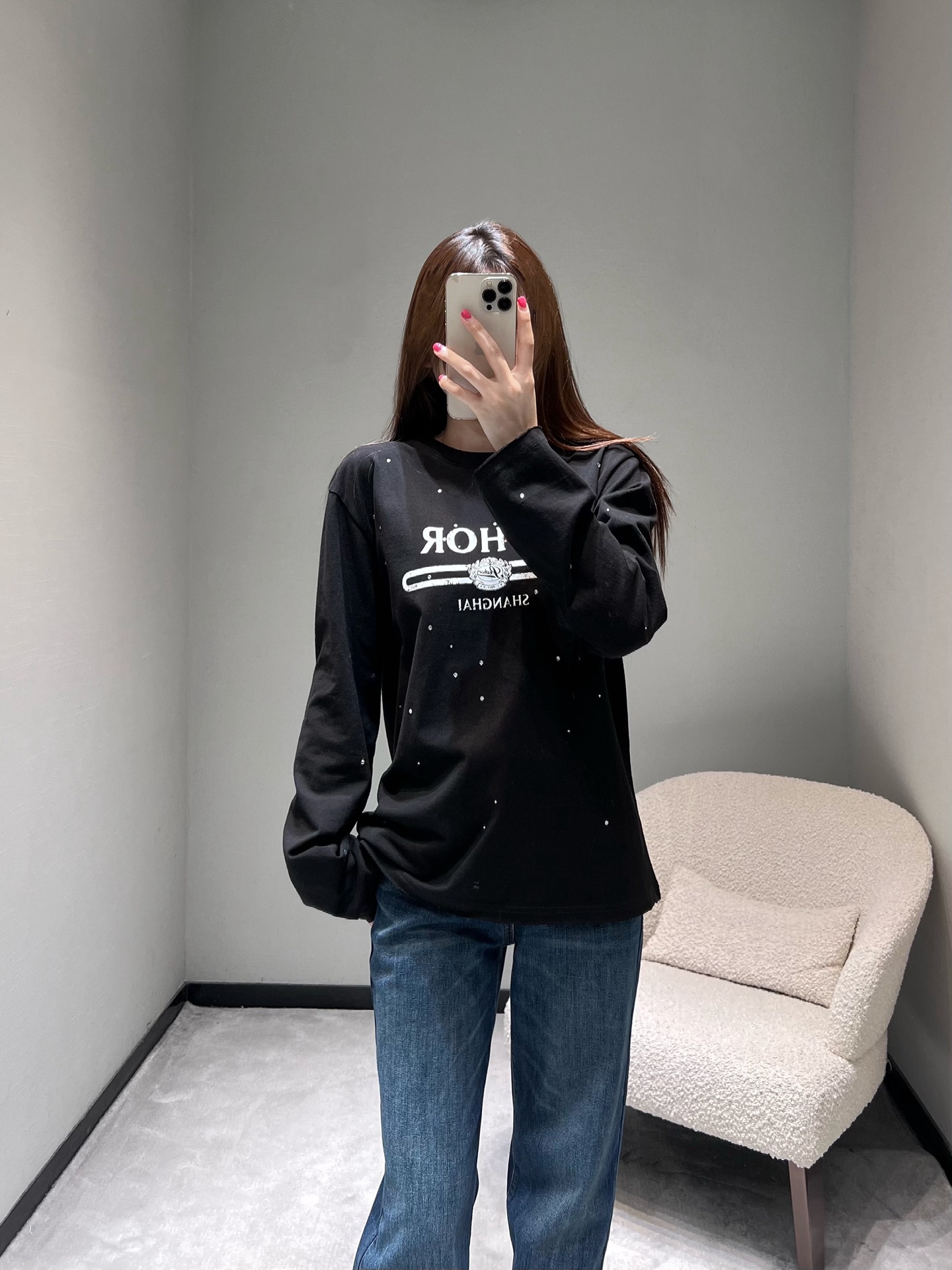 NO:590859,ETH*R25FW new series // The retro printed long-sleeved T-shirt is printed with 'ETHO*' letters + decorative stripes on the front, with the iconic logo, full of retro tones; the whole body is also embellished with fine diamond/sequin elements, low-key with exquisite highlights, making the basic T-shirt instantly eye-catching. Full of street coolness. SML,, tees, t-shirt, alexander wang19860909ETH*R25FW新款系列//复古印花长袖T恤正面印着“ETHO*”字母+装饰条纹,搭配标志性logo,复古调性拉满；全身还点缀了细碎的闪钻/亮片元素,低调中带着精致亮点,让基础款T恤瞬间变吸睛.街头酷帅感十足.SML,,tees，t-shirt,alexander wang,Women's clothing