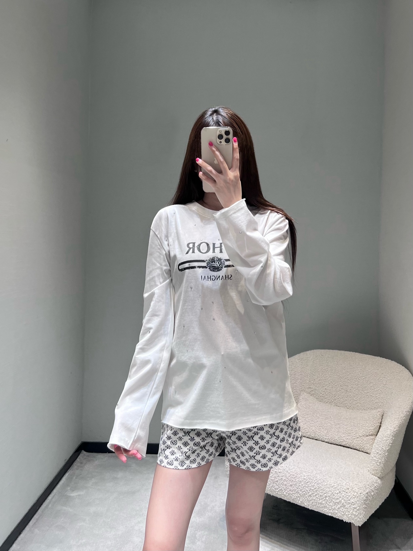 NO:590863,ETH*R25FW new series // The retro printed long-sleeved T-shirt is printed with 'ETHO*' letters + decorative stripes on the front, with the iconic logo, full of retro tones; the whole body is also embellished with fine diamond/sequin elements, low-key with exquisite highlights, making the basic T-shirt instantly eye-catching. Full of street coolness. SML,, tees, t-shirt, alexander wang19860909ETH*R25FW新款系列//复古印花长袖T恤正面印着“ETHO*”字母+装饰条纹,搭配标志性logo,复古调性拉满；全身还点缀了细碎的闪钻/亮片元素,低调中带着精致亮点,让基础款T恤瞬间变吸睛.街头酷帅感十足.SML,,tees，t-shirt,alexander wang,Women's clothing