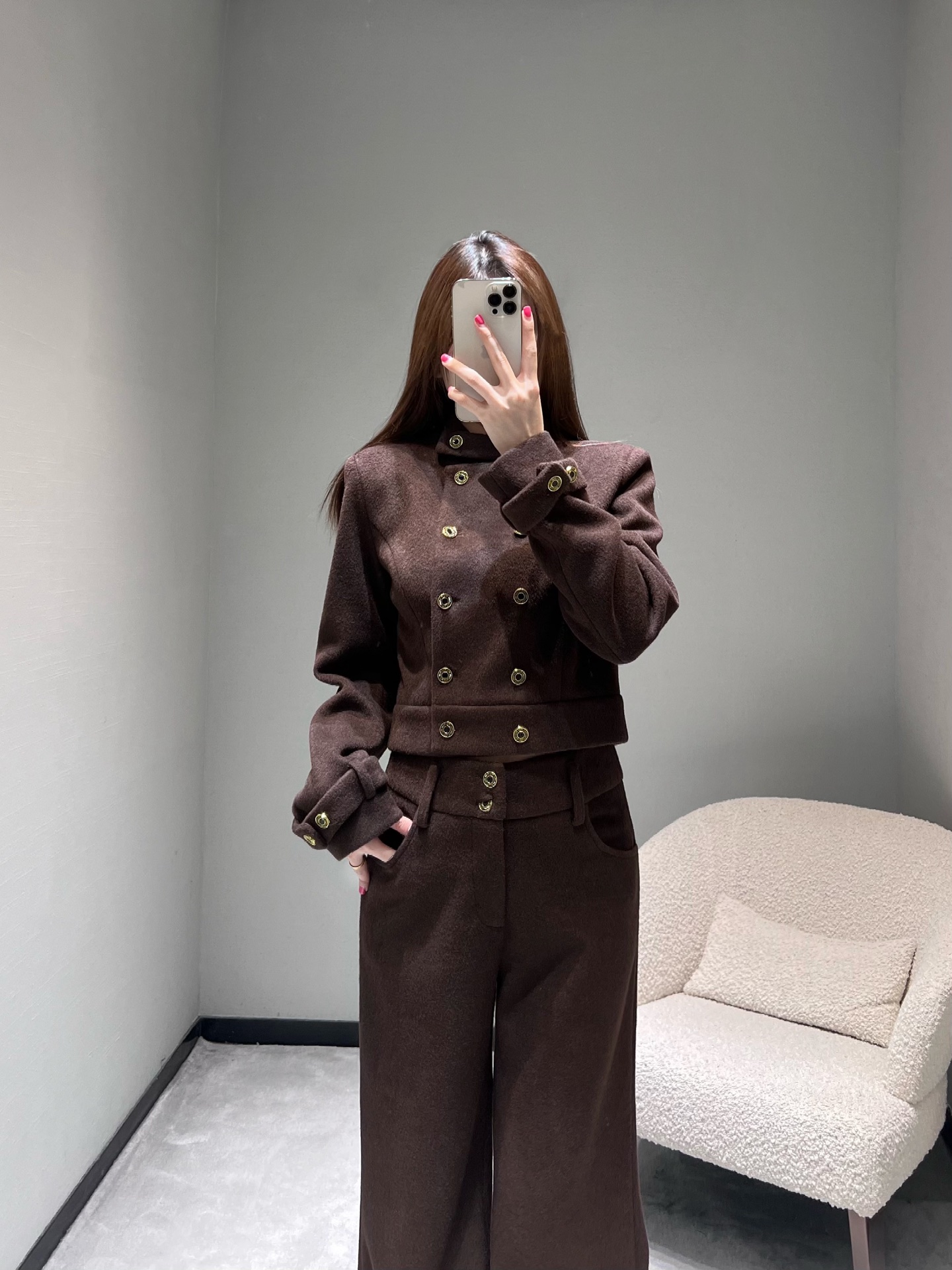 NO:590845,MIU*25FW new new series // Retro caramel brown woolen suit is made of soft woolen fabric, the color is high-end caramel brown, the top is a short stand-up collar double-breasted design, and the retro palace style with golden metal buttons; the bottoms are high-waisted wide-leg pants, loose pants that hide the flesh and make you look slimmer, and naturally drape to create a sense of laziness. Matched with fabrics of the same color, the overall coordination is harmonious and noble.,,miumiu,alexander wang19860909MIU*25FW新款上新系列//复古焦糖棕毛呢套装质感柔软的毛呢面料,颜色是高级的焦糖棕,上衣是短款立领双排扣设计,金色金属纽扣的复古宫廷风；下装是高腰阔腿裤,宽松裤型藏肉显瘦,自然垂坠出慵懒感,搭配同色系面料,整体协调又显贵.,,miumiu,alexander wang,Women's clothing