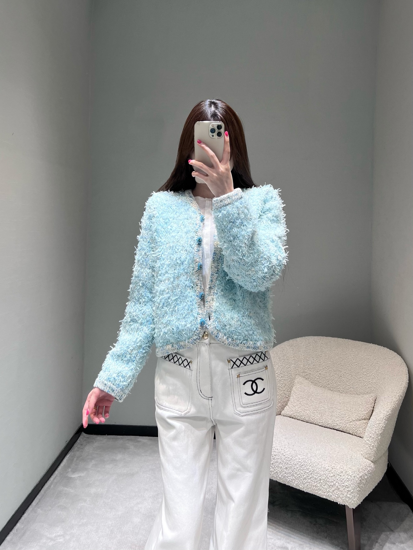 NO:590875,CHAN*1 2025 Advanced Handicraft Workshop Ready-to-Wear Series // The plush knitted cardigan is woven with fluffy blue feather yarn, which is soft to the touch and has an airy feel without looking bloated. The classic V-neck + single-breasted design, with the same color hemming details, is exquisite and elegant, and the short cut is also friendly to small people. SML,, chanel, alexander wang19860909CHAN*1 2025高级手工坊成衣系列//毛绒针织开衫采用蓬松的蓝色羽毛纱线编织,触感软乎乎的同时还自带空气感,不会显臃肿.经典的V领+单排扣设计,搭配同色系包边细节,精致又显气质,短款剪裁对小个子也很友好.SML,,chanel,alexander wang,Women's clothing