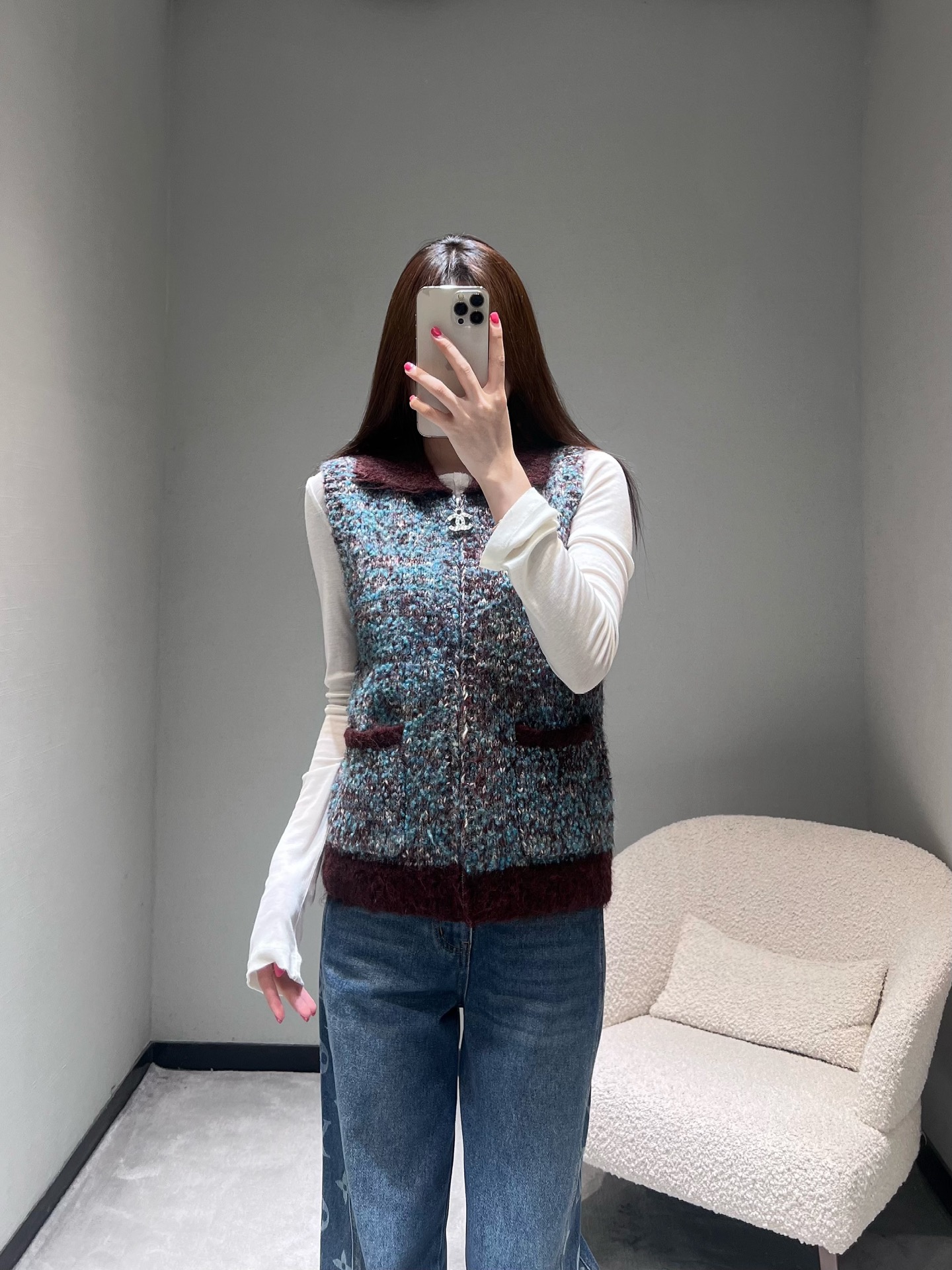 NO:590869,CHAN*1 2025 Advanced Handicraft Workshop Ready-to-Wear Series // Sleeveless vest is made of tweed blending technology, with low-key sparkling lines, and is paired with a deep burgundy plush collar + hem + pocket edging. The contrasting color design is both retro and layered. Classic lapel + zipper closure, double C-logo, all details are high-end. SML,, chanel, alexander wang19860909CHAN*1 2025高级手工坊成衣系列//无袖马甲采用粗花呢混织工艺,自带低调的闪光线条,搭配深酒红色毛绒领+下摆+口袋包边,撞色设计既复古又显层次.经典的翻领+拉链开合,双C-logo,细节里全是高级感.SML,,chanel,alexander wang,Women's clothing