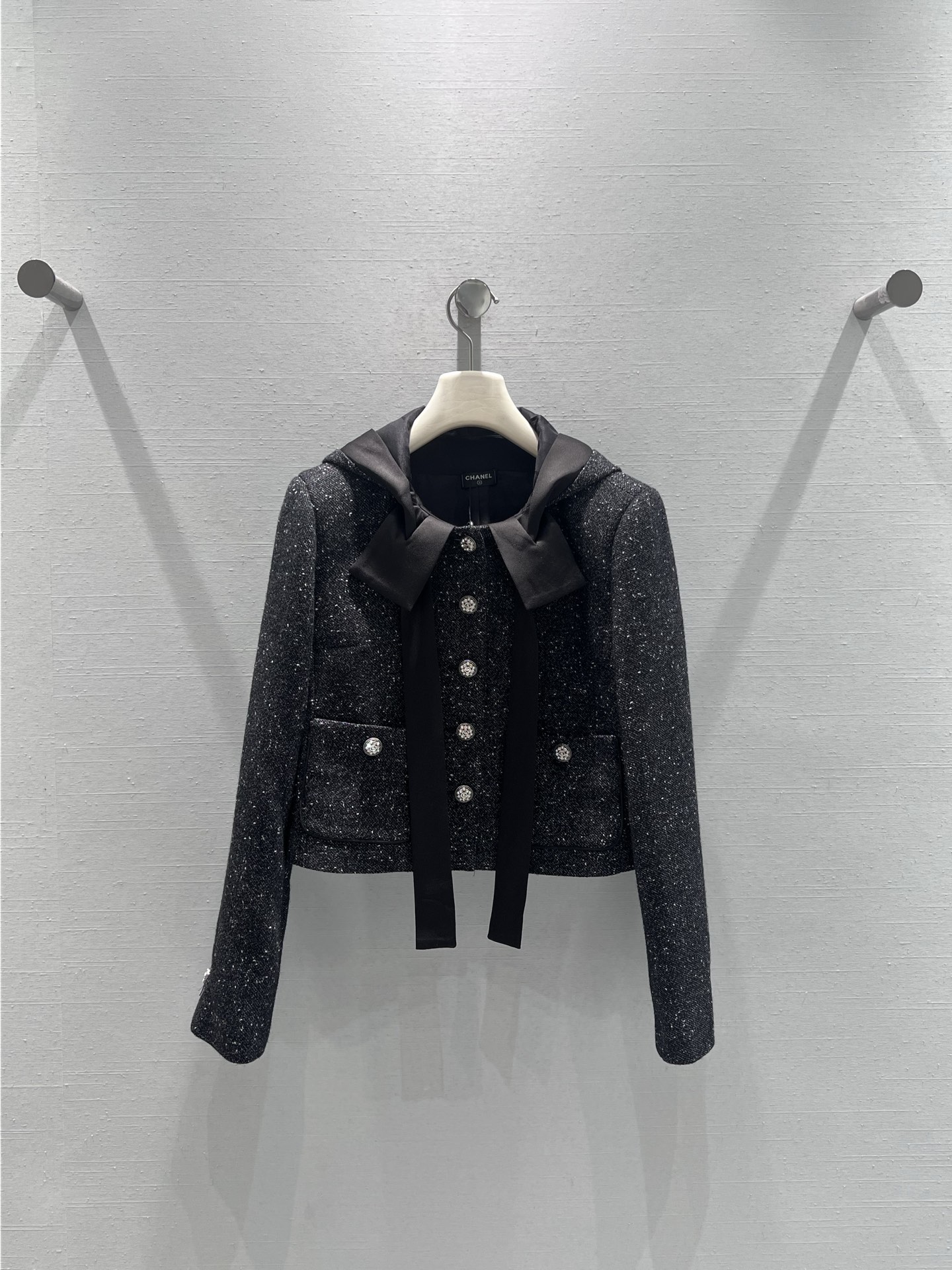 NO:605523,Jackets and trousers support CHAN*1 exchange  2025FW Advanced Ready-to-Wear Series // The tweed suit is made of black silver glitter tweed, with its own shredded luster, low-key and elegant; the neckline is black satin bow, and the placket and pockets are decorated with rhinestone buttons, which is full of sophistication. The wide-leg trousers of the same fabric have a good drape feeling. The pockets are welted and designed to echo the details of the top. The whole set looks harmonious and textured. SML real shot details, chanel, jackets & coats, alexander wang19860909外套 裤子支持换款CHAN*1 2025FW高级成衣系列//粗花呢套装黑底银闪粗花呢,自带细碎光泽,低调又显贵气；领口黑色缎面蝴蝶结,门襟和口袋都点缀了水钻纽扣,精致度直接拉满,同面料的阔腿裤型,垂坠感好,口袋做了嵌线设计,和上衣的细节呼应,整套look和谐又有质感.SML实拍细节,,chanel,jackets & coats,alexander wang,Women's clothing