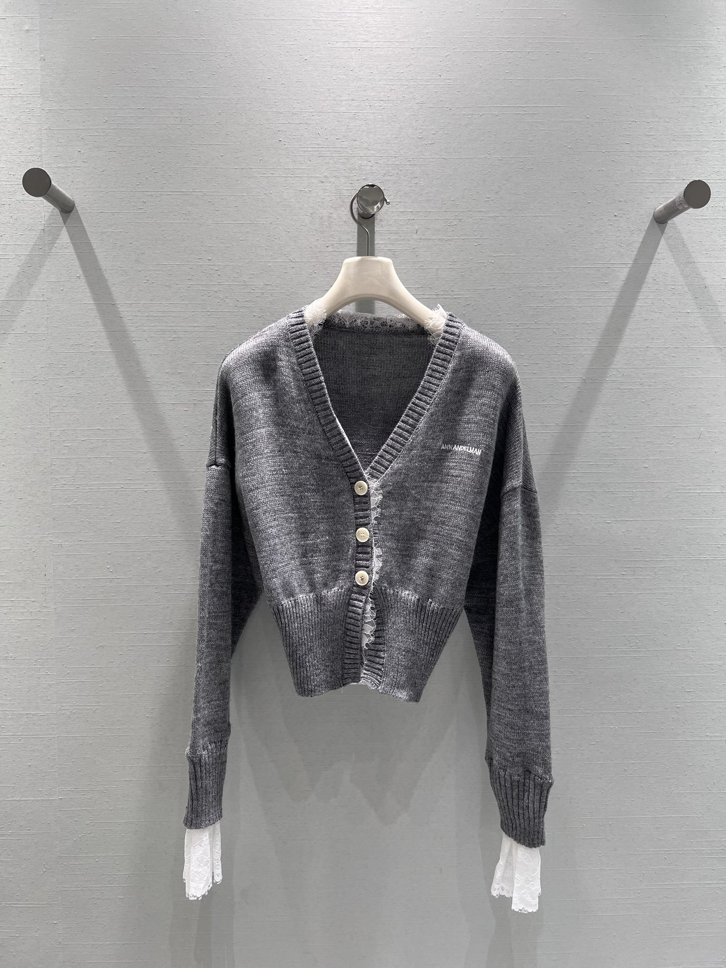 NO:605520,Supports exchange of styles ANN ANDELM**25FW new series //Lace splicing cardigan cabinet has new super hot styles this month, exclusive first order!  The lace modifies the neck line, the lace on the hem reveals a vague sense of layering, and the lace on the cuffs is a 'fake two-piece' extended design, sweet but not greasy, with a French sense of laziness. It looks slim and slim, and the ANN embroidered logo on the chest. SML real shot details, alexander wang19860909支持换款 ANN ANDELM**25FW新款系列//蕾丝拼接开衫柜柜本月上新超火爆款,独家首单！蕾丝修饰颈部线条,下摆蕾丝露出隐约层次感,袖口蕾丝则是“假两件”式的延伸设计,甜而不腻,自带法式慵懒感.修身显瘦显,胸前ANN刺绣logo.SML实拍细节,,alexander wang,Women's clothing