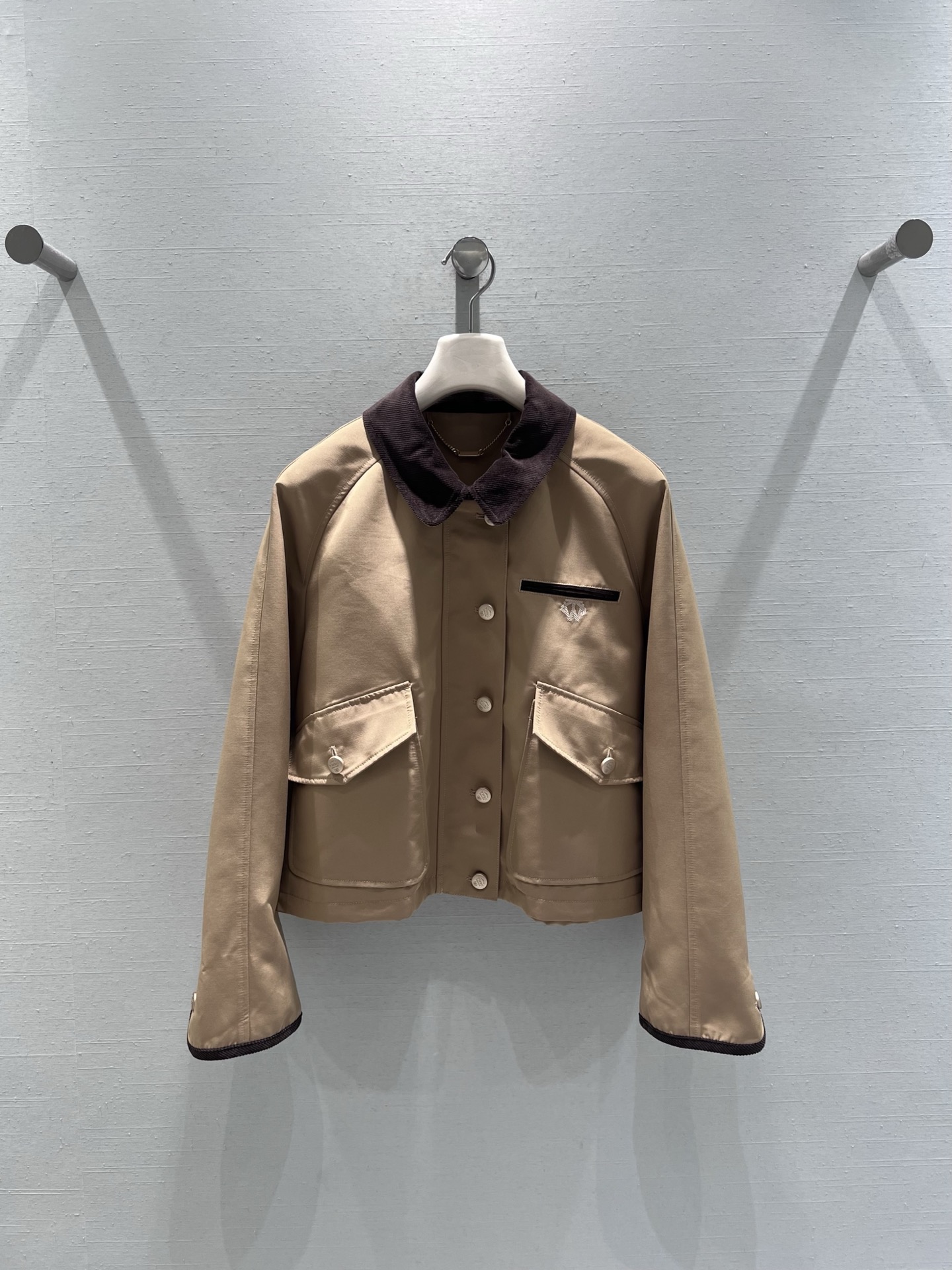 NO:605527,Support exchange of 2025FW advanced ready-to-wear series // Retro workwear style short jacket Zhao Lusi's same matte khaki fabric, with a crisp texture and not easy to wrinkle; the neckline and cuffs are spliced ​​with dark brown suede material, and the contrasting colors add a retro level; the chest is designed with patch pockets + metal snap buttons, plus the round buttons on the placket, restoring the neatness of the classic workwear style; small logo decoration on the chest. SML real shot details, jackets & coats, alexander wang19860909支持换款2025FW高级成衣系列//复古工装风短款夹克赵露思同款哑光卡其色面料,质感挺括不易皱；领口、袖口拼接了深棕色绒面材质,撞色增加复古层次；胸前做了贴袋+金属按扣设计,加上门襟的圆形纽扣,还原经典工装风的利落感；胸口logo小标装饰.SML实拍细节,,jackets & coats,alexander wang,Women's clothing