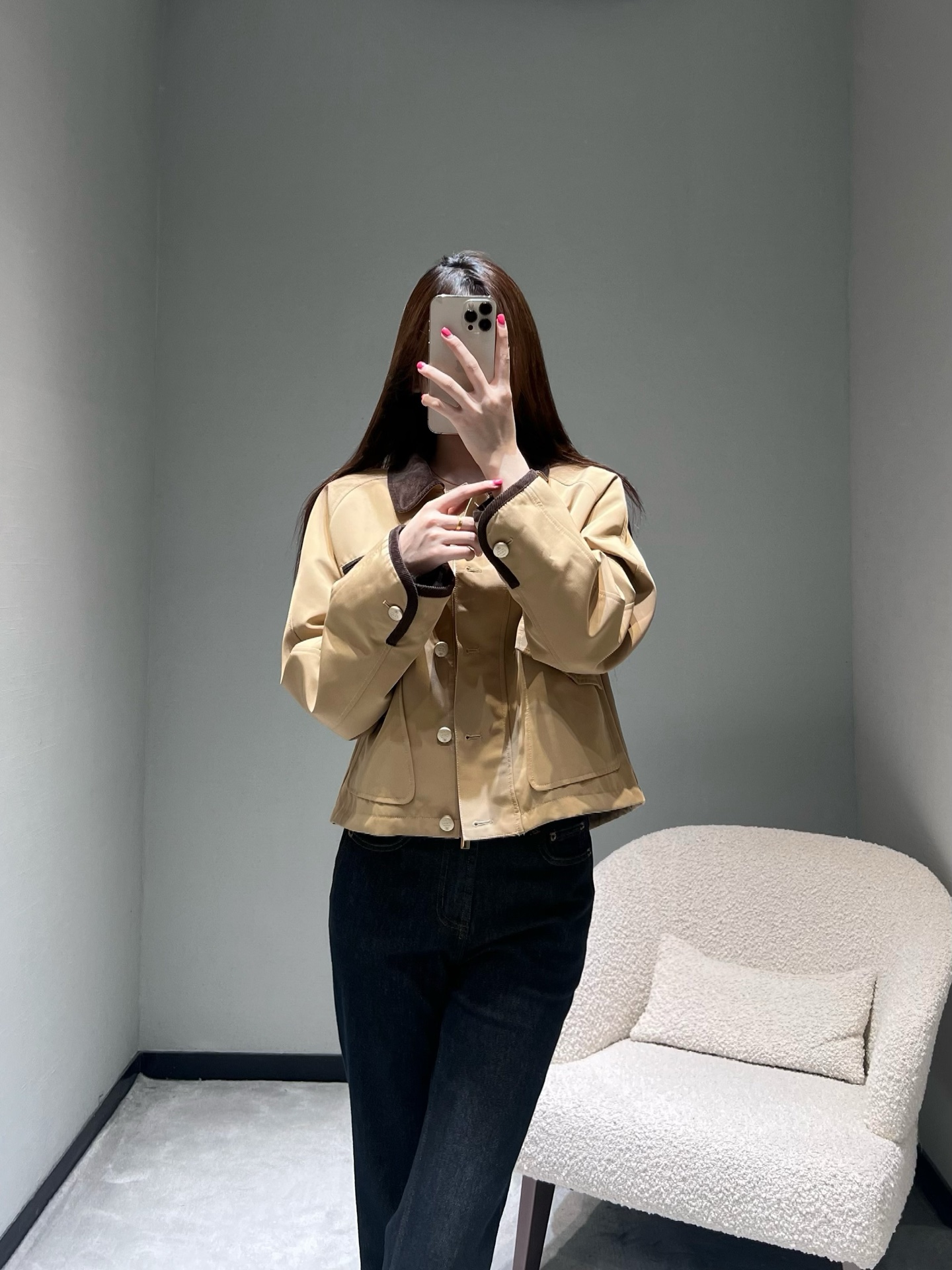 NO:605529,2025FW advanced ready-to-wear series // Retro workwear style short jacket Zhao Lusi's same matte khaki fabric, with a crisp texture and not easy to wrinkle; the collar and cuffs are spliced ​​with dark brown suede material, and the contrasting colors add a retro level; the chest is designed with patch pockets + metal snap buttons, plus the round buttons on the placket, restoring the neatness of the classic workwear style; small logo decoration on the chest. SML,, jackets & coats, alexander wang198609092025FW高级成衣系列//复古工装风短款夹克赵露思同款哑光卡其色面料,质感挺括不易皱；领口、袖口拼接了深棕色绒面材质,撞色增加复古层次；胸前做了贴袋+金属按扣设计,加上门襟的圆形纽扣,还原经典工装风的利落感；胸口logo小标装饰.SML,,jackets & coats,alexander wang,Women's clothing
