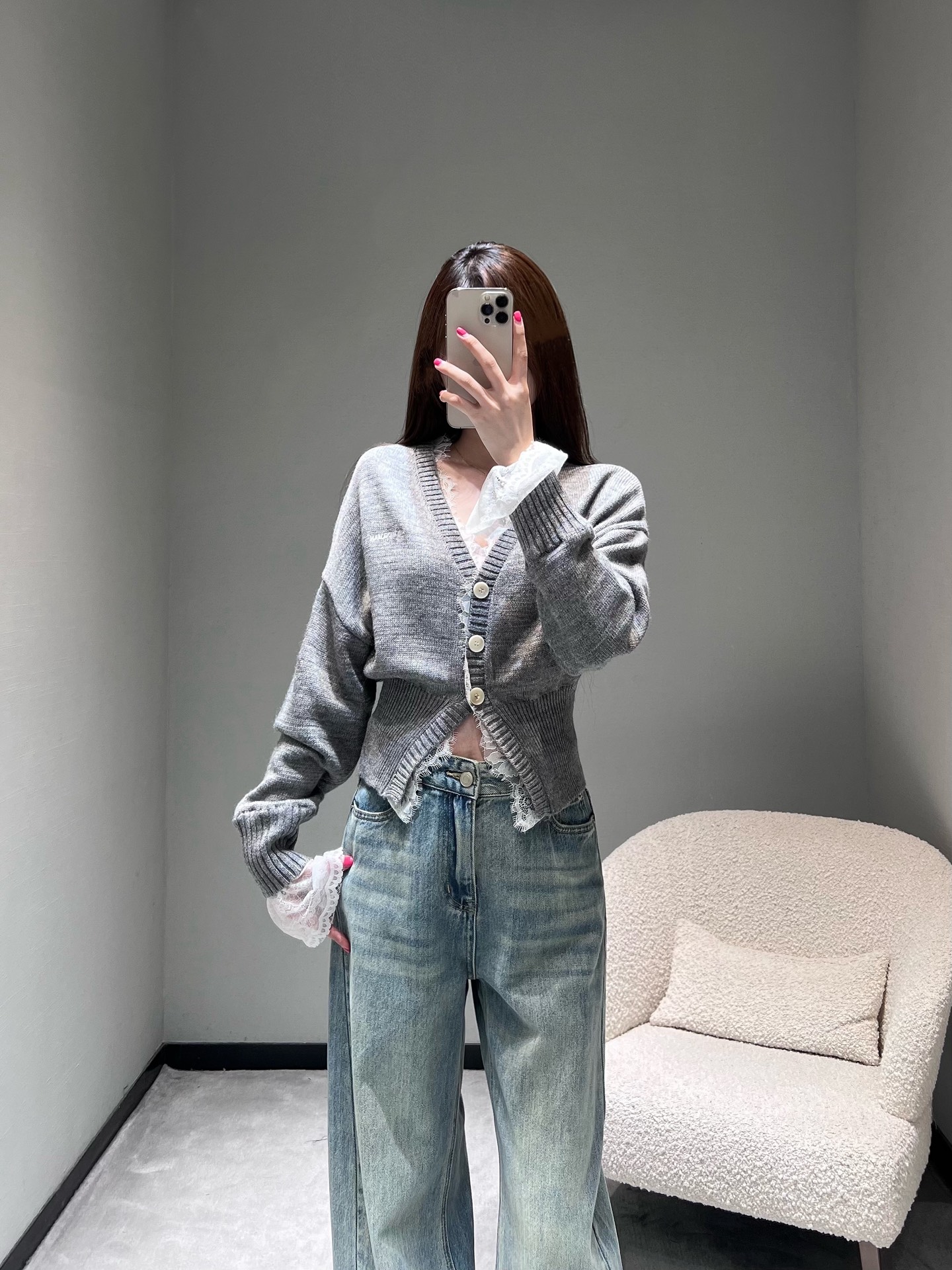 NO:605522,ANN ANDELM**25FW new series // Lace splicing cardigan cabinet has a new super hot style this month, exclusive first order!  The lace modifies the neck line, the lace on the hem reveals a vague sense of layering, and the lace on the cuffs is a 'fake two-piece' extended design, sweet but not greasy, with a French lazy feel. It looks slim and slim, and the ANN embroidery logo on the chest.SML,, alexander wang19860909ANN ANDELM**25FW新款系列//蕾丝拼接开衫柜柜本月上新超火爆款,独家首单！蕾丝修饰颈部线条,下摆蕾丝露出隐约层次感,袖口蕾丝则是“假两件”式的延伸设计,甜而不腻,自带法式慵懒感.修身显瘦显,胸前ANN刺绣logo.SML,,alexander wang,Women's clothing