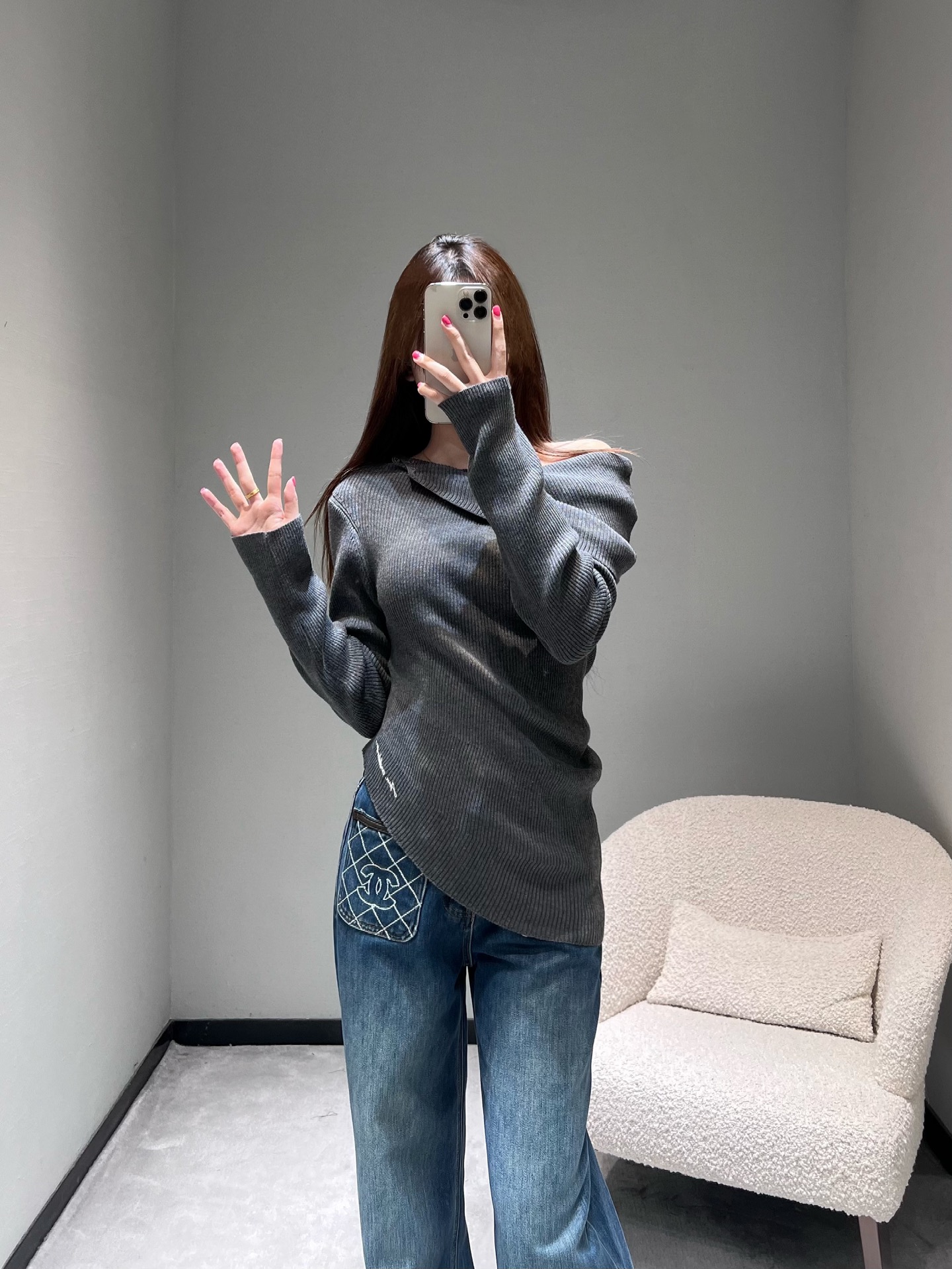 NO:605518,ANN ANDELM**25FW new series // Gray tone off-shoulder knitted sweater is made of fine pitted knitted fabric, which is elastic and fits the body shape. The shoulders are designed with slanted shoulders, and the shoulder and neck lines are exposed on one side, which is sexy but not exaggerated. The body is made of natural pleats + cross cut, and the cuffs are piled sleeves + button decoration. The details are a little delicate, and there is a small handwritten label on the hem, which is low-key and textured. SML,, alexander wang19860909ANN ANDELM**25FW新款系列//灰调露肩针织衫采用细坑条针织面料,弹性好且贴合身形、肩部是斜肩露肩设计,单侧露出肩颈线条,性感不浮夸；衣身做了自然褶皱+交叉剪裁,袖口是堆堆袖+纽扣装饰,细节处带点小精致,下摆还有手写体小标,低调显质感.SML,,alexander wang,Women's clothing