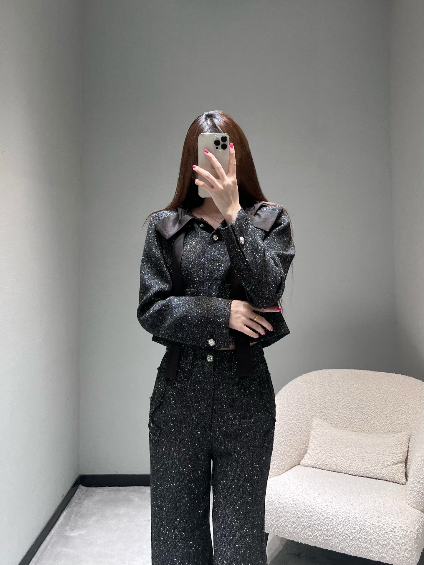 NO:605525,Jacket Pants CHAN*1 2025FW Advanced Ready-to-Wear Series // Tweed Suit Black and silver glitter tweed, with its own shredded luster, low-key and elegant; black satin bow on the neckline, rhinestone buttons on the placket and pockets, full of sophistication, wide-leg pants of the same fabric, good drape, pockets with welt design, echoing the details of the top, the whole look is harmonious and textured. SML,,chanel,jackets &  coats,alexander wang19860909外套 裤子CHAN*1 2025FW高级成衣系列//粗花呢套装黑底银闪粗花呢,自带细碎光泽,低调又显贵气；领口黑色缎面蝴蝶结,门襟和口袋都点缀了水钻纽扣,精致度直接拉满,同面料的阔腿裤型,垂坠感好,口袋做了嵌线设计,和上衣的细节呼应,整套look和谐又有质感.SML,,chanel,jackets & coats,alexander wang,Women's clothing