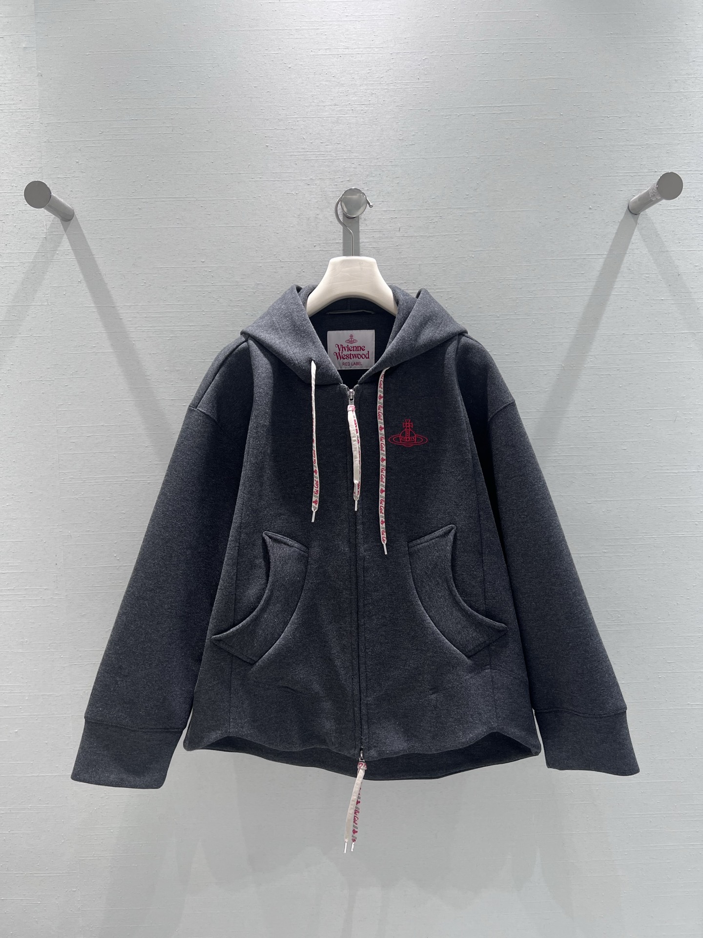 NO:605958,Supports exchange Vivie*e Wes*wood West Queen Mother 2025FW limited series // Hooded zippered bathroom wardrobe cabinet is available simultaneously. The YB development version is a loose oversize style, with a dropped shoulder design that weakens the shoulder line. The chest is embellished with the classic red Saturn embroidery logo. It can be worn alone or inside in autumn and winter to give a casual street feel. SML real shot details, versace, hoodie, sweatshirts, hats, alexander wang19860909支持换款 Vivie*e Wes*wood西 太后2025FW限定系列//连帽拉链卫衣柜柜同步发售ＹＢ开发版型是宽松的oversize款,落肩设计弱化肩线,胸口点缀着经典的红色土星刺绣Logo,秋冬单穿或内搭都能穿出随性的街头感.SML实拍细节,,versace,hoodie,sweatshirts,hats,alexander wang,Women's clothing