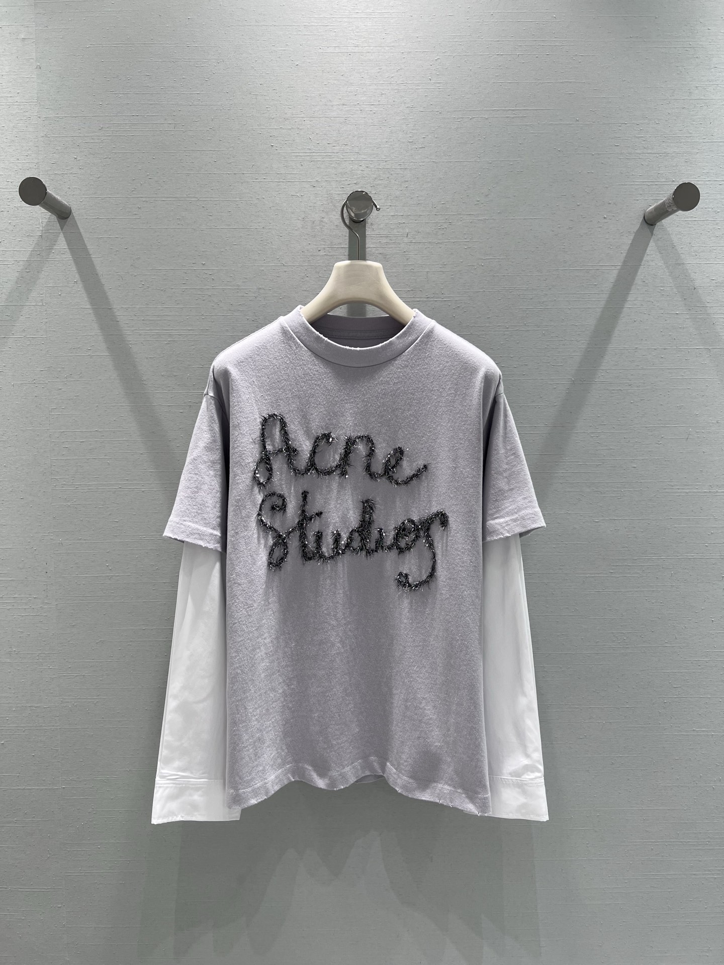 NO:605954,Support exchange Acne S**dios25FW new series // Fake two-piece letter-decorated T-shirt in gray + white with low saturation contrast. The version is a loose oversize style. The inner layer is spliced with white long sleeves. The cuffs are naturally exposed to form a 'layered layering'. The 'Acne Studios' letters on the chest are decorated with three-dimensional bright silk embroidery technology, which has a fine luster. SML real shot details, acne  studios,dior,versace,tees,t-shirt,alexander wang19860909支持换款Acne S**dios25FW新款系列//假两件字母装饰T恤灰+白的低饱和撞色,版型是宽松的oversize款,内层拼接了白色长袖,袖口自然露出形成“叠穿层次感”,胸前的“Acne Studios”字母装饰,用了立体的亮丝绣线工艺,自带细碎光泽感.SML实拍细节,,acne studios,dior,versace,tees，t-shirt,alexander wang,Women's clothing