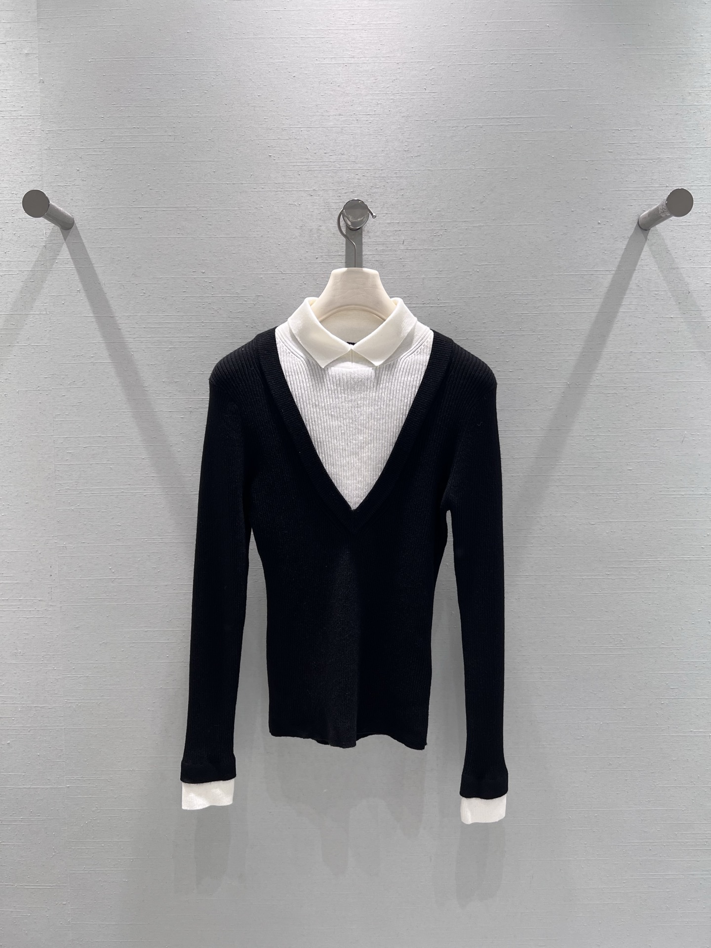 NO:605948,Support exchange CHAN*1 2025 Advanced Handicraft Workshop Ready-to-Wear Series // Fake two-piece spliced sweater cabinets are on sale at the same time. The V-neck knitted fine pit stripe texture has its own texture, and the slim fit just outlines the neat lines; the inner layer is spliced with milky white lapels + the same color inner layer, and the small lapels on the collar echo the white edges exposed on the cuffs, which immediately fills the 'exquisite layering sense'. SML real shot details, chanel, alexander  wang19860909支持换款CHAN*1 2025高级手工坊成衣系列//假两件拼接针织衫柜柜同步发售V领针织细密坑条纹理自带质感,修身版型刚好勾勒出利落线条；内层拼接了奶白色翻领+同色系内搭,领口的小翻领和袖口露出的白边形成呼应,一下子就把“精致叠穿感”拉满.SML实拍细节,,chanel,alexander wang,Women's clothing