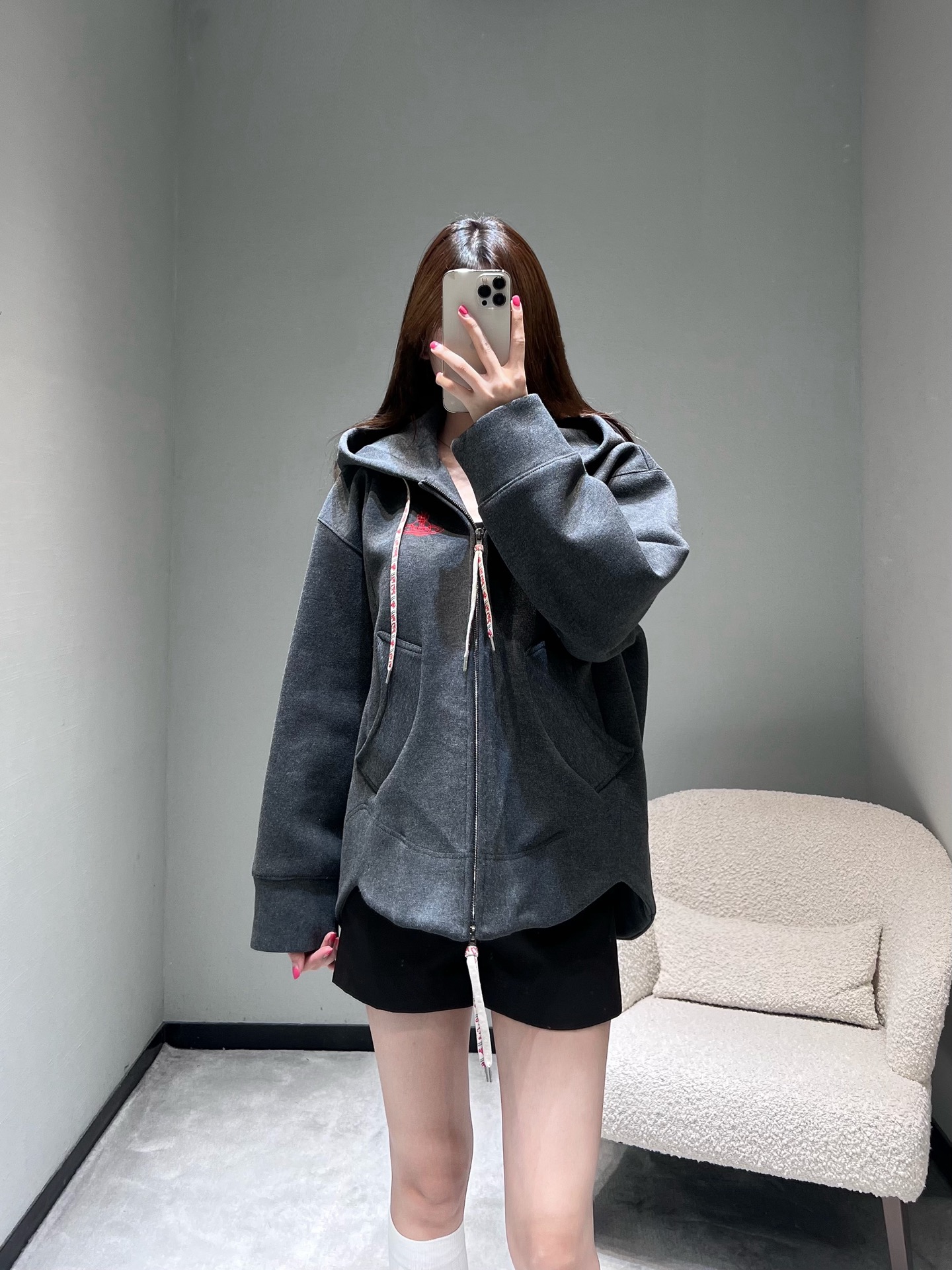 NO:605960,Vivie*e Wes*wood West Queen Mother 2025FW limited series // Hooded zippered bathroom wardrobe cabinet is on sale simultaneously. The YB development version is a loose oversize style. The dropped shoulder design weakens the shoulder line. The chest is embellished with the classic red Saturn embroidery logo. It can be worn alone or inside in autumn and winter to give a casual street feel. SML, versace, hoodie, sweatshirts, hats, alexander wang19860909Vivie*e Wes*wood西 太后2025FW限定系列//连帽拉链卫衣柜柜同步发售ＹＢ开发版型是宽松的oversize款,落肩设计弱化肩线,胸口点缀着经典的红色土星刺绣Logo,秋冬单穿或内搭都能穿出随性的街头感.SML,,versace,hoodie,sweatshirts,hats,alexander wang,Women's clothing