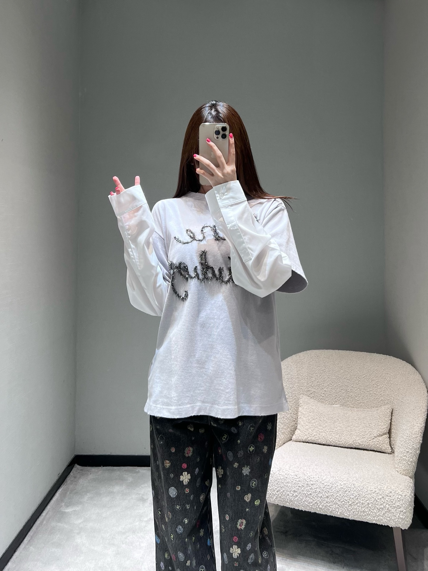 NO:605957,Acne S**dios25FW new series // Fake two-piece letter-decorated T-shirts in low-saturated contrast colors of gray + white. The version is a loose oversize style. The inner layer is spliced ​​with white long sleeves, and the cuffs are naturally exposed to form a 'layered layering'. The 'Acne Studios' letters on the chest are decorated with three-dimensional bright silk embroidery technology, which has a fine luster. SML,,acne studios,dior,versace,tees,t-shirt,alexander wang19860909Acne S**dios25FW新款系列//假两件字母装饰T恤灰+白的低饱和撞色,版型是宽松的oversize款,内层拼接了白色长袖,袖口自然露出形成“叠穿层次感”,胸前的“Acne Studios”字母装饰,用了立体的亮丝绣线工艺,自带细碎光泽感.SML,,acne studios,dior,versace,tees，t-shirt,alexander wang,Women's clothing