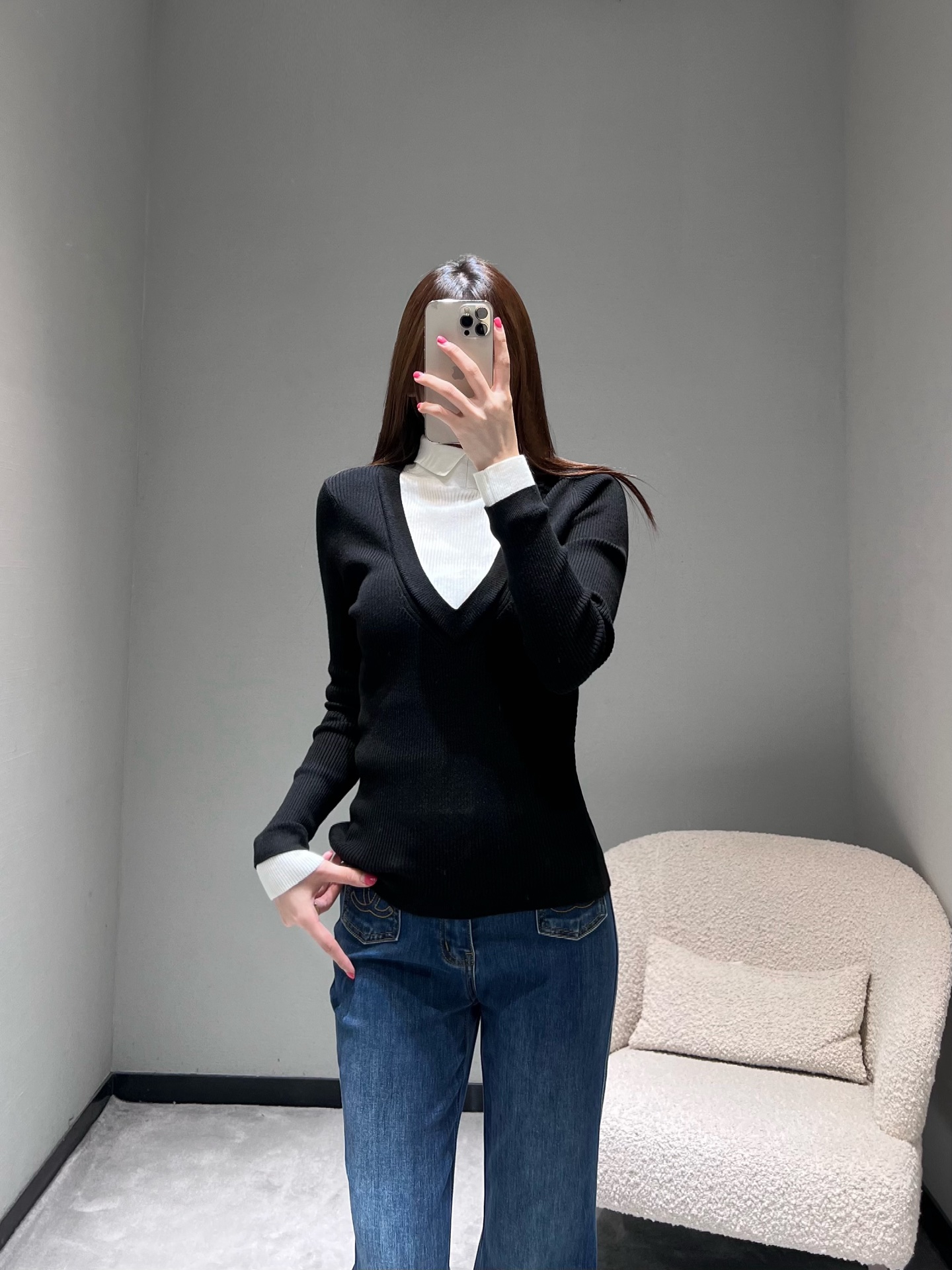 NO:605951,CHAN*1 2025 Advanced Handicraft Workshop Ready-to-Wear Series // Fake two-piece spliced ​​sweater cabinets are on sale at the same time. The V-neck knitted fine pit stripe texture has its own texture, and the slim fit just outlines the neat lines; the inner layer is spliced ​​with milky white lapels + the same color inner layer, and the small lapels on the collar echo the white edges exposed on the cuffs, which instantly brings out the 'exquisite layering feeling'. SML,, alexander wangchanel19860909CHAN*1 2025高级手工坊成衣系列//假两件拼接针织衫柜柜同步发售V领针织细密坑条纹理自带质感,修身版型刚好勾勒出利落线条；内层拼接了奶白色翻领+同色系内搭,领口的小翻领和袖口露出的白边形成呼应,一下子就把“精致叠穿感”拉满.SML,,chanel,alexander wang,Women's clothing