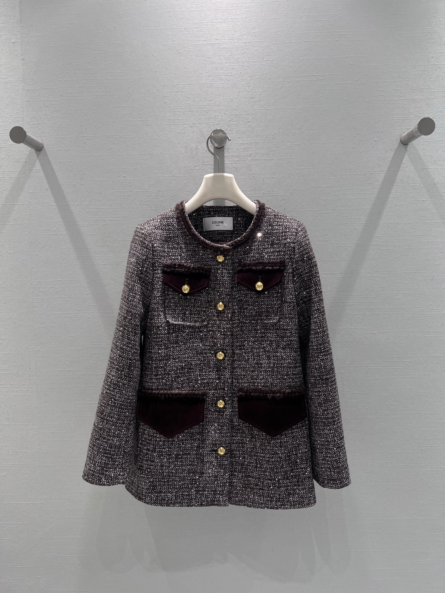 NO:607621,Support for exchange CELIN*2025FW new autumn and winter series // Tweed French jacket mixed color tweed, mixed with delicate glitter texture, will reveal a low-key luster under the light. The neckline and pocket edges are spliced with deep burgundy velvet. The smooth texture collides with the texture of tweed, retro and noble. The metal buttons are simple with exquisite details; the version is a short style with a slightly loose fit. SML real shot details,,celine,jackets  & coats,alexander wang19860909支持换款CELIN*2025FW秋冬新品系列//粗花呢法式外套混色粗花呢,夹杂着细腻的闪丝质感,在光线下会透出低调的光泽,领口、口袋边缘拼接了深酒红色丝绒,柔滑质感和粗花呢的肌理形成碰撞,复古又显贵.金属纽扣简约中带着精致细节；版型是合身微宽松的短款.SML实拍细节,,celine,jackets & coats,alexander wang,Women's clothing