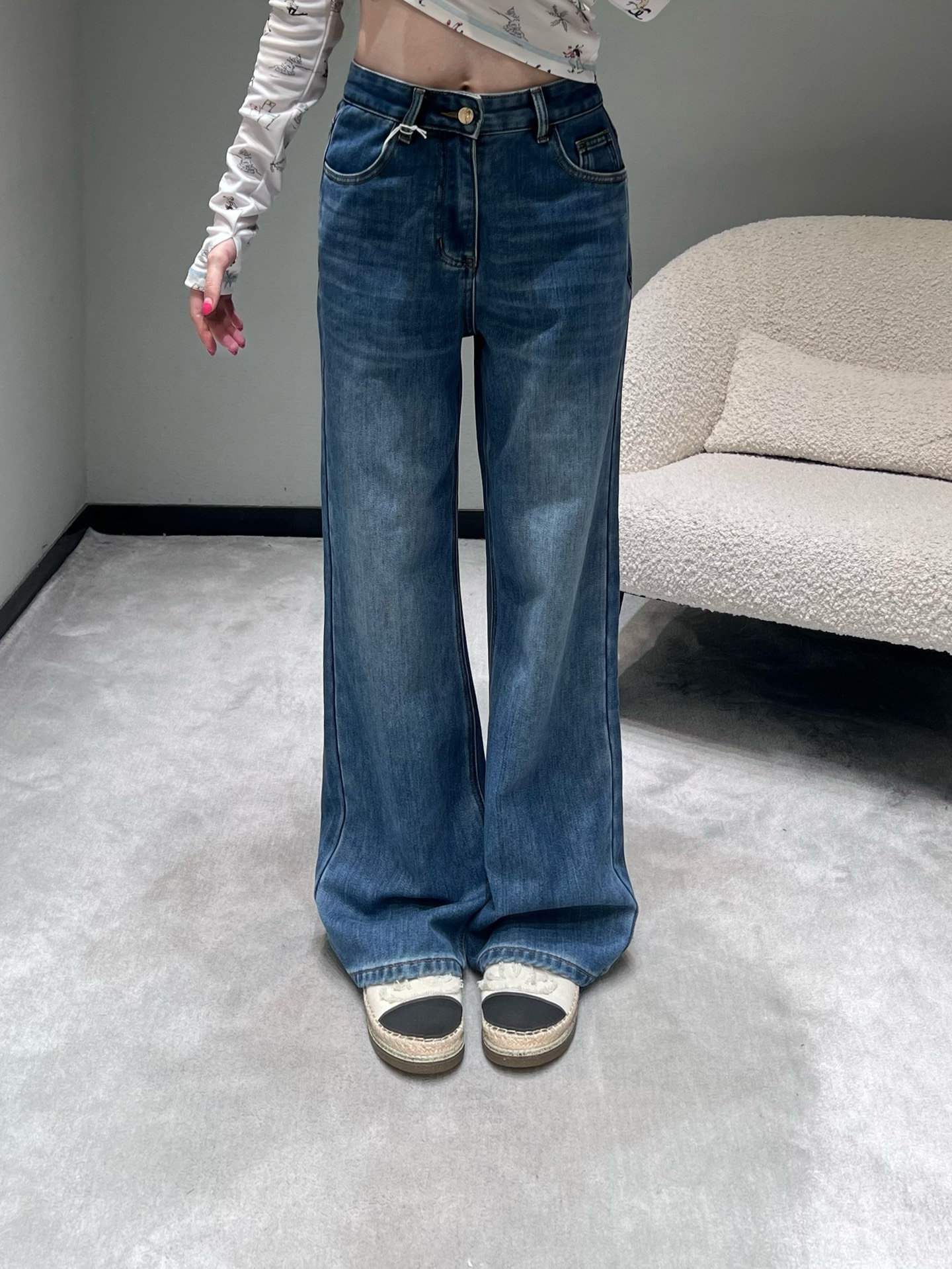 NO:607638,CELIN*2025FW new autumn and winter product series //Retro blue jeans with water ripple texture on the legs, the top version of classic denim material, wear-resistant and rich in texture. After special washing process, the trousers are wide-leg style, 1:1 mold customization hardware double pocket design.SML,,celine,jeans,alexander wang19860909CELIN*2025FW秋冬新品系列//复古蓝牛仔裤腿部水波纹纹理,顶级版本经典的牛仔材质,耐磨且富有质感,经过特殊的水洗工艺处理,裤型为阔腿款式,1:1开模定制五金双兜口袋设计.SML,,celine,jeans,alexander wang,Women's clothing