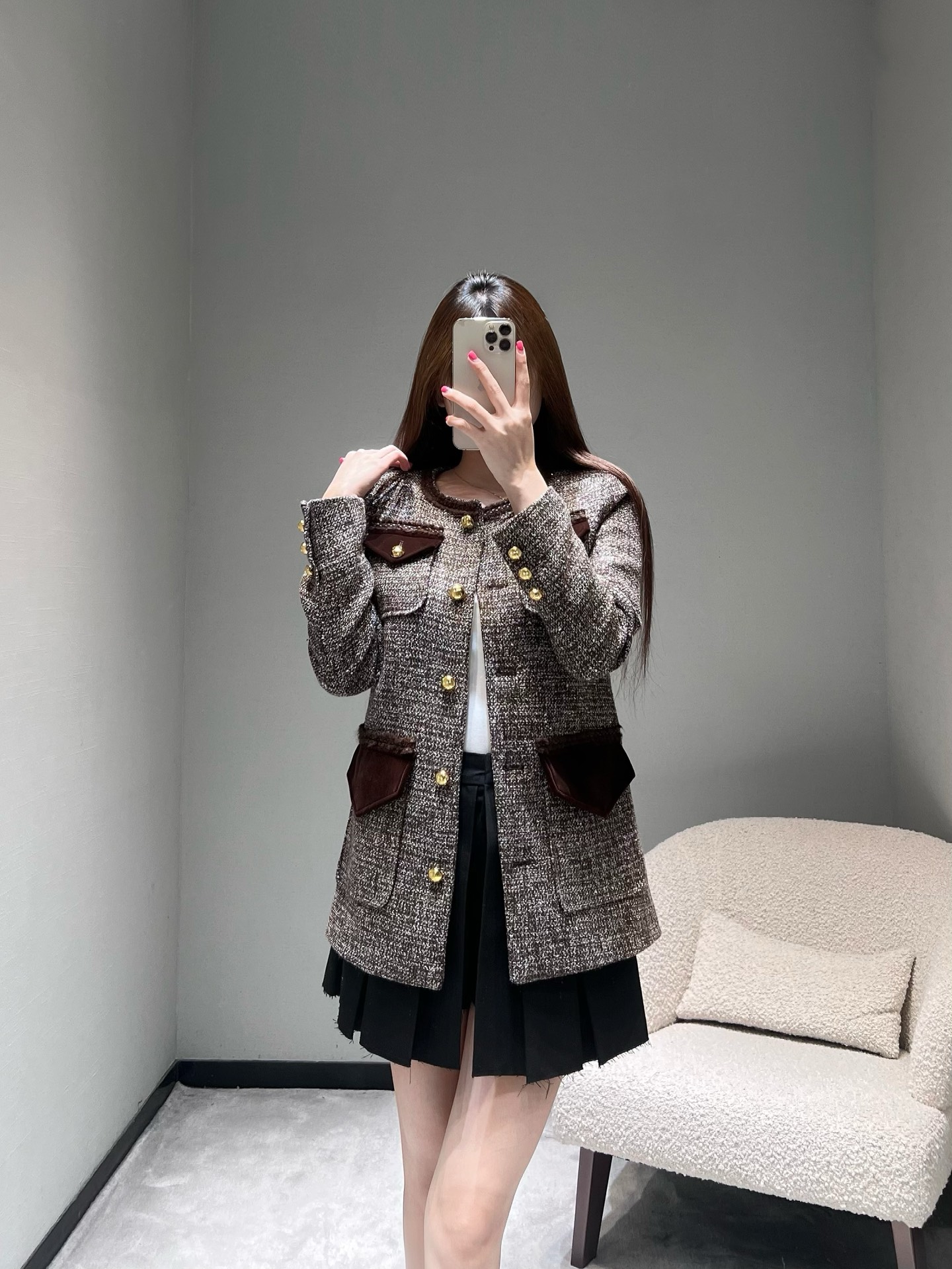 NO:607627,CELIN*2025FW new autumn and winter series // Tweed French jacket mixed color tweed, mixed with delicate shimmering texture, will reveal a low-key luster under the light. The neckline and pocket edges are spliced with deep burgundy velvet. The smooth texture collides with the texture of tweed, retro and noble. The metal buttons are simple with exquisite details; the version is short and slightly loose. SML,,celine,jackets & coats,alexander  wang19860909CELIN*2025FW秋冬新品系列//粗花呢法式外套混色粗花呢,夹杂着细腻的闪丝质感,在光线下会透出低调的光泽,领口、口袋边缘拼接了深酒红色丝绒,柔滑质感和粗花呢的肌理形成碰撞,复古又显贵.金属纽扣简约中带着精致细节；版型是合身微宽松的短款.SML,,celine,jackets & coats,alexander wang,Women's clothing