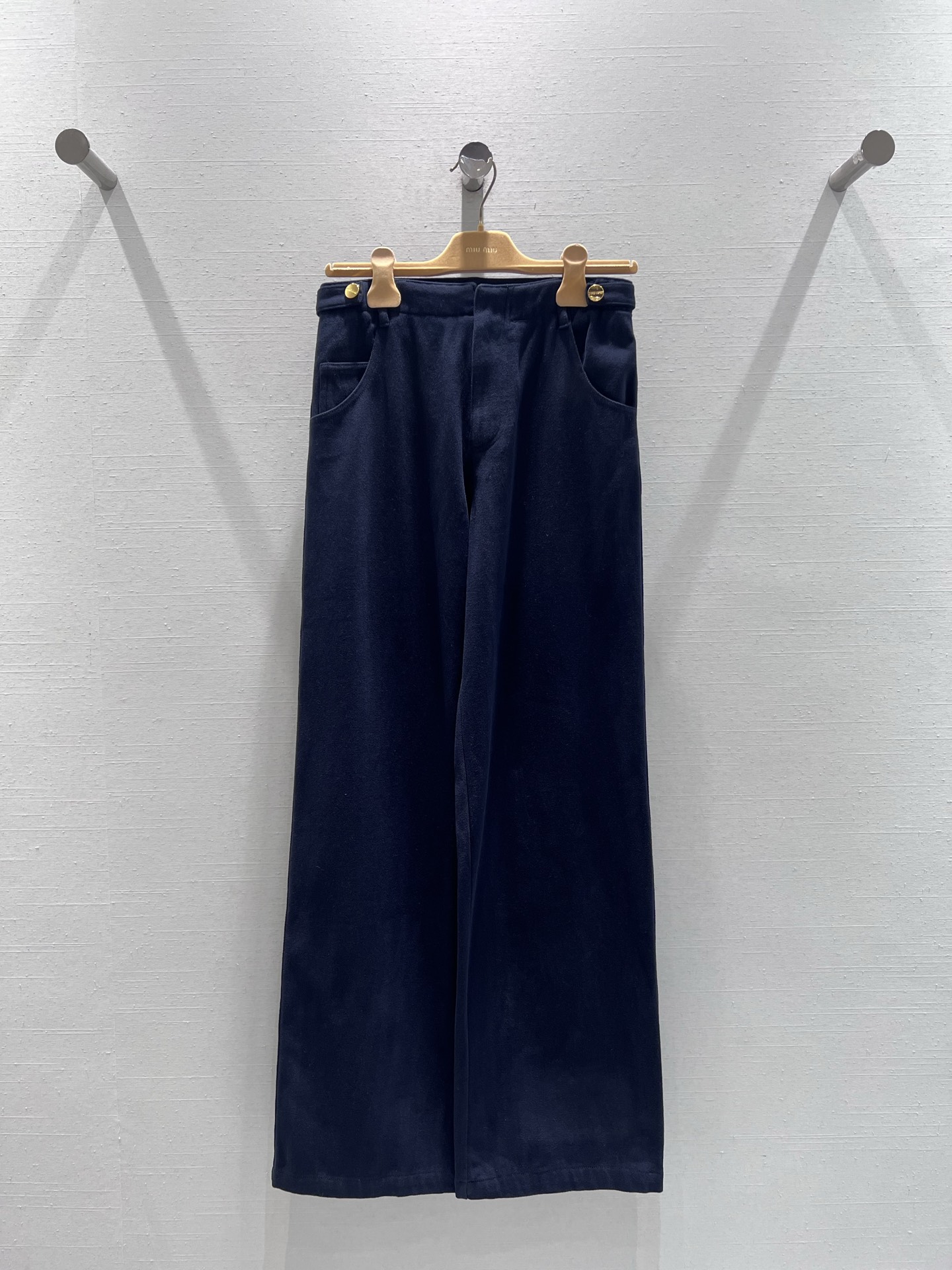 NO:609409,Support exchange of 25FW new autumn and winter series // Retro wide-leg trousers, classic wide-leg cut, button design at the waist, simple and not monotonous; thickened fabric is warm and comfortable, warm and skin-friendly in autumn and winter, and the drape is not easy to wrinkle. Super versatile style, available in two colors. SML real shot details, alexander wang19860909支持换款25FW秋冬新品系列//复古阔腿长裤经典阔腿剪裁,腰头点缀纽扣设计,简约不单调；加厚面料保暖舒适,秋冬穿保暖又亲肤,垂坠感好不易皱.超级百搭款,两色可入.SML实拍细节,,alexander wang,Women's clothing