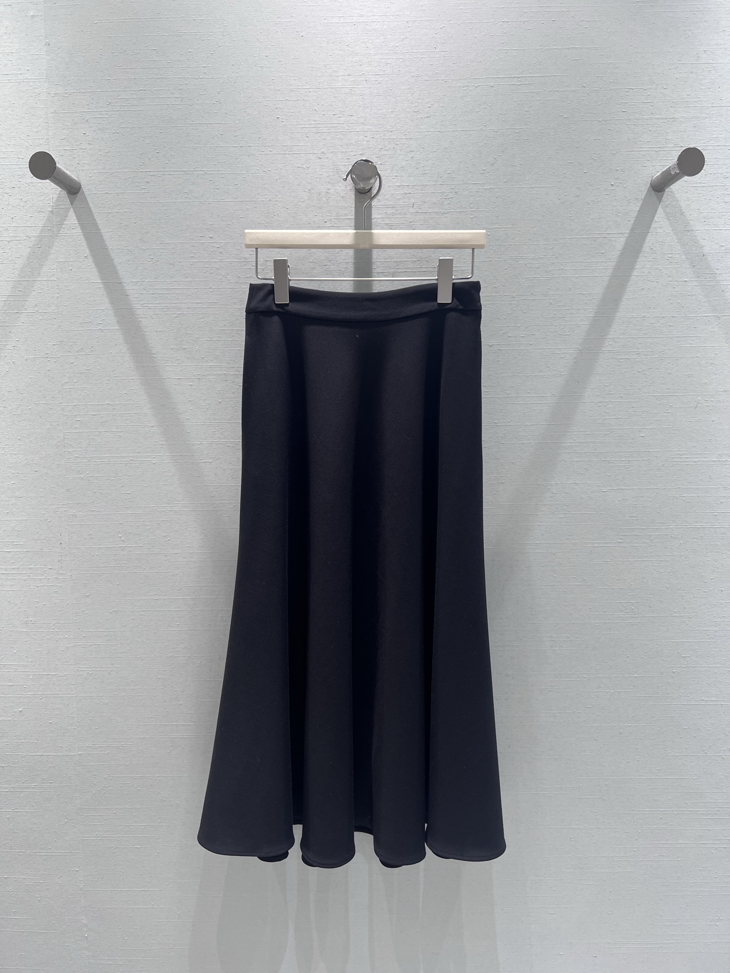 NO:608548,Supports replacement of 25FW new product series // High waist, large hem long skirt, high waist + large A-line skirt, which can not only modify the waist and hip lines, but also has a natural and elegant atmosphere when walking. The fabric is draped and can hold up the outline of the skirt. At the same time, the touch should be relatively soft and skin-friendly. Two colors are available. SML real shot details, skirts, alexander wang19860909支持换款25FW新品系列//高腰大摆长裙高腰+大A字裙摆,既能修饰腰臀线条,走动时裙摆自然垂坠的弧度还自带优雅氛围感,面料垂顺有,能撑起裙摆的轮廓,同时触感应该比较柔软亲肤.两色可入.SML实拍细节,,skirts,alexander wang,Women's clothing