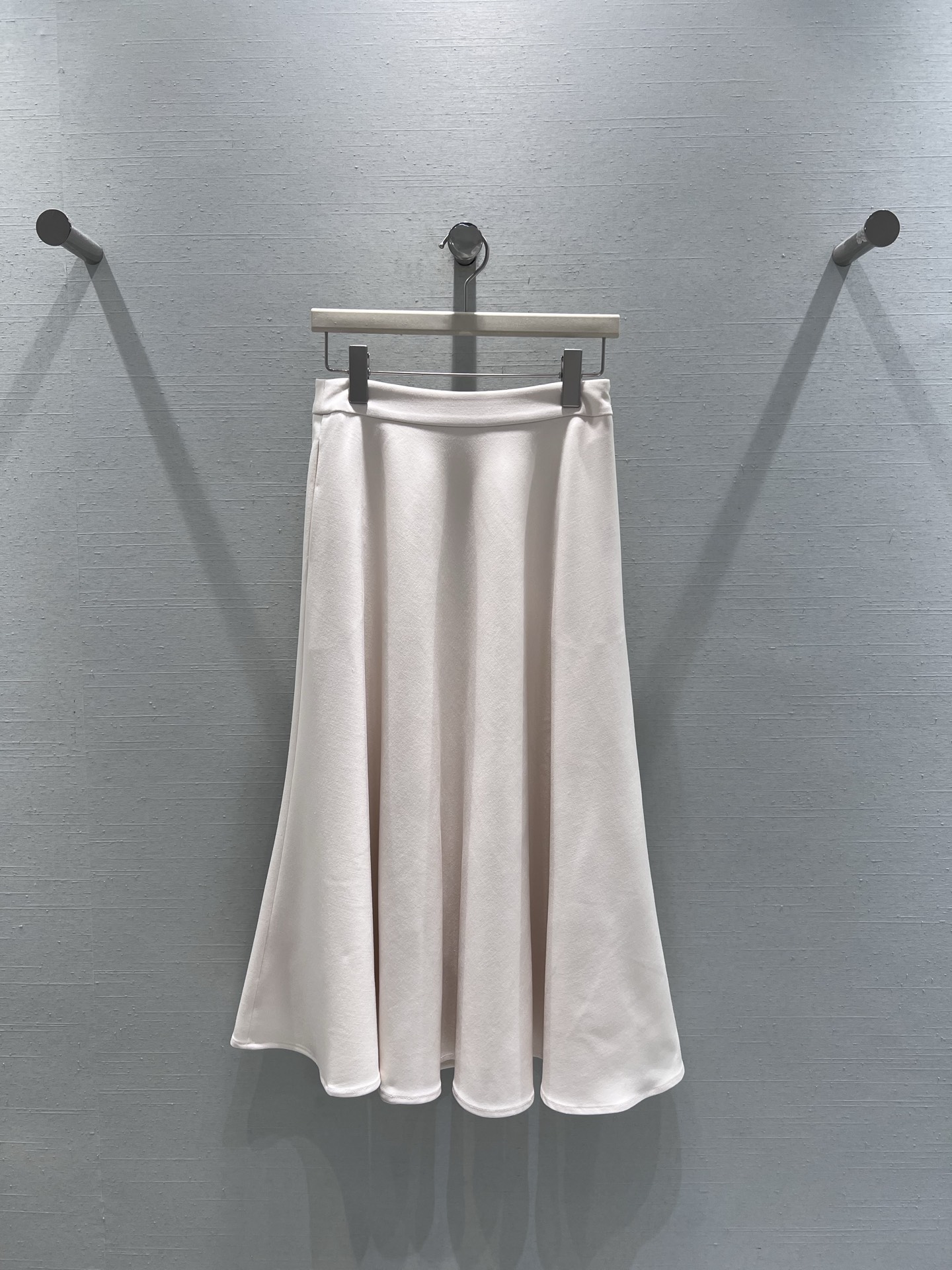 NO:608552,Supports replacement of 25FW new product series // High waist, large hem long skirt, high waist + large A-line skirt, which can not only modify the waist and hip lines, but also has a natural and elegant atmosphere when walking. The fabric is draped and can hold up the outline of the skirt. At the same time, the touch should be relatively soft and skin-friendly. Two colors are available. SML real shot details, skirts, alexander wang19860909支持换款25FW新品系列//高腰大摆长裙高腰+大A字裙摆,既能修饰腰臀线条,走动时裙摆自然垂坠的弧度还自带优雅氛围感,面料垂顺有,能撑起裙摆的轮廓,同时触感应该比较柔软亲肤.两色可入.SML实拍细节,,skirts,alexander wang,Women's clothing