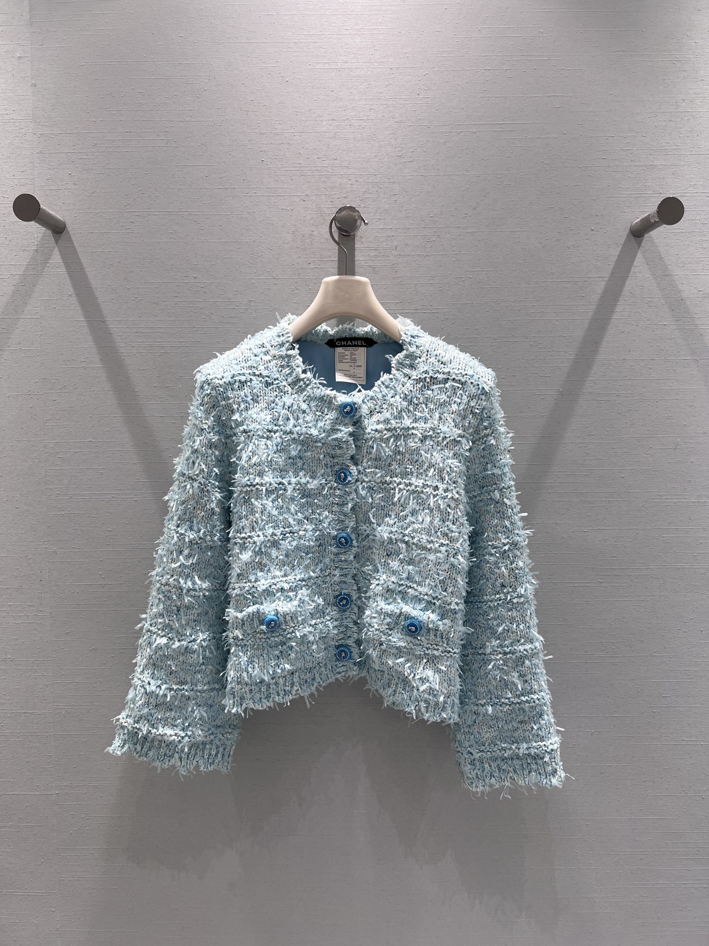 NO:609403,Support for exchange. Chane* 25 autumn and winter limited edition uses high-grade wool blended tweed, intertwined with fine yarns of the same color, showing a fluffy and soft texture. The raw edge design on the edge is a classic element of tweed. The placket is hand-embedded with buttons, and the cuffs and hem are exquisitely woven. Every detail reflects Xiaoxiang’s high-definition craftsmanship; SML real shot details, chanel, alexander wang19860909支持换款Chane* 25秋冬限定采用高定级羊毛混纺粗花呢,交织细密的同色系纱线,呈现出蓬松柔软肌理,边缘的毛边设计是粗花呢的经典元素,门襟处手工镶嵌纽扣,袖口和衣摆做了精致的编织收边,每处细节都体现小香的高定工艺；SML实拍细节,,chanel,alexander wang,Women's clothing