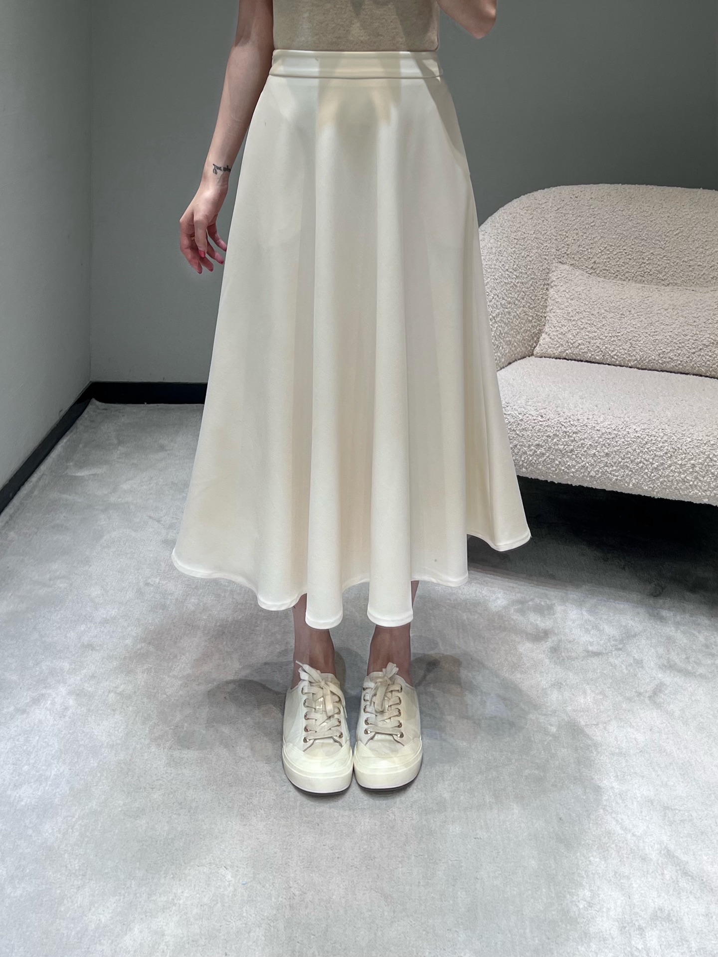 NO:608555,25FW new product series // High waist, large hem long skirt, high waist + large A-line skirt, which can not only modify the waist and hip lines, but also has a natural and elegant atmosphere when walking. The fabric is draped and can hold up the outline of the skirt. At the same time, the touch should be relatively soft and skin-friendly. Available in two colors. SML, skirts, alexander wang1986090925FW新品系列//高腰大摆长裙高腰+大A字裙摆,既能修饰腰臀线条,走动时裙摆自然垂坠的弧度还自带优雅氛围感,面料垂顺有,能撑起裙摆的轮廓,同时触感应该比较柔软亲肤.两色可入.SML,,skirts,alexander wang,Women's clothing