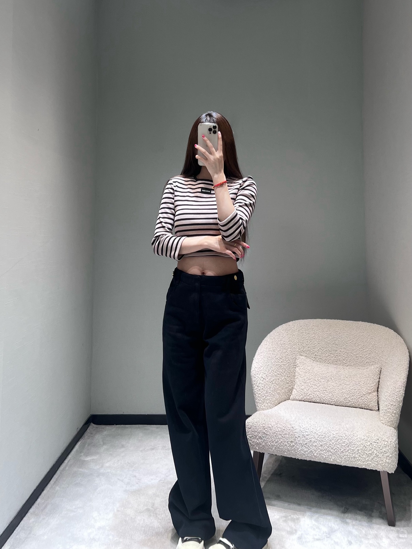 NO:609415,25FW new autumn and winter series // Retro wide-leg trousers with classic wide-leg tailoring and button design at the waist, simple and not monotonous; thickened fabric is warm and comfortable, warm and skin-friendly in autumn and winter, and the drape is not easy to wrinkle. Super versatile style, available in two colors. SML,, alexander wang1986090925FW秋冬新品系列//复古阔腿长裤经典阔腿剪裁,腰头点缀纽扣设计,简约不单调；加厚面料保暖舒适,秋冬穿保暖又亲肤,垂坠感好不易皱.超级百搭款,两色可入.SML,,alexander wang,Women's clothing