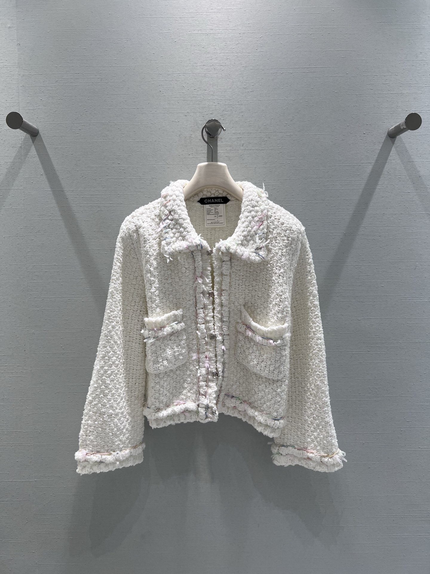 NO:609386,Support Chane* 25 autumn and winter limited high-end new product series // Tweed Xiaoxiangfeng short coat heavy industry series. The off-white tweed fabric is fluffy and soft, with a furry texture; the collar, placket, and pockets are decorated with colorful tassel webbing, breaking the monotony of the solid color system, sweet but not greasy; the version is the soul element of Xiaoxiangfeng, with loose shoulder sleeves to accommodate various body proportions. SML real shot details, chanel, jackets & coats, alexander wang19860909支持换款Chane* 25秋冬限定高级新品系列//粗花呢小香风短外套重工系列米白色粗花呢面料蓬松柔软,毛茸质感；领口、门襟、口袋点缀彩色流苏织带,打破了纯色系的单调,甜而不腻；版型是是小香风的灵魂元素,宽松的落肩袖包容各种身材比例.SML实拍细节,,chanel,jackets & coats,alexander wang,Women's clothing